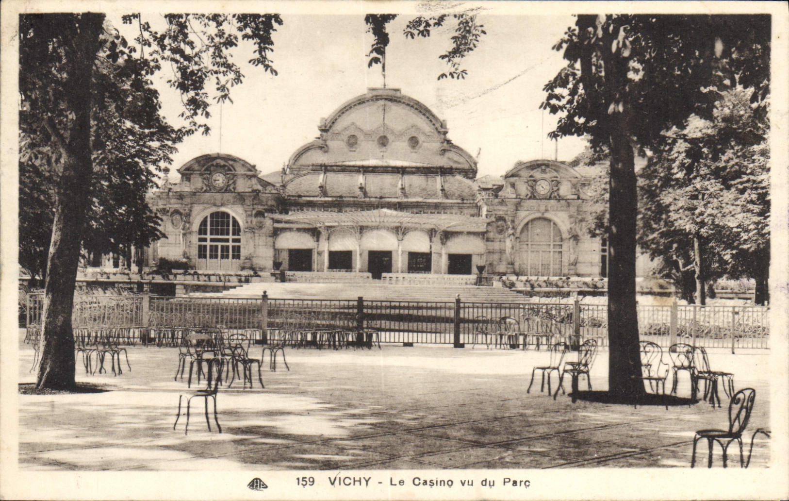 CPA Vichy Le Casino vu du Parc 
