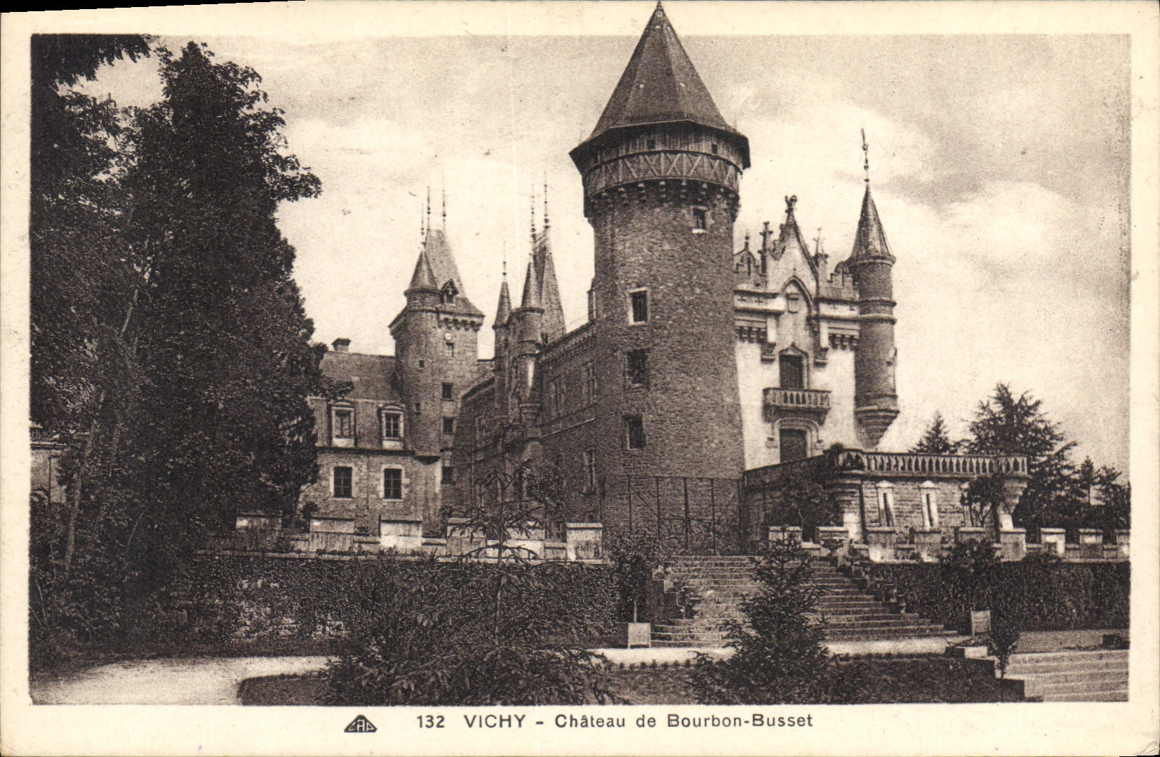 CPA Vichy Chateau de Bourbon Busset 