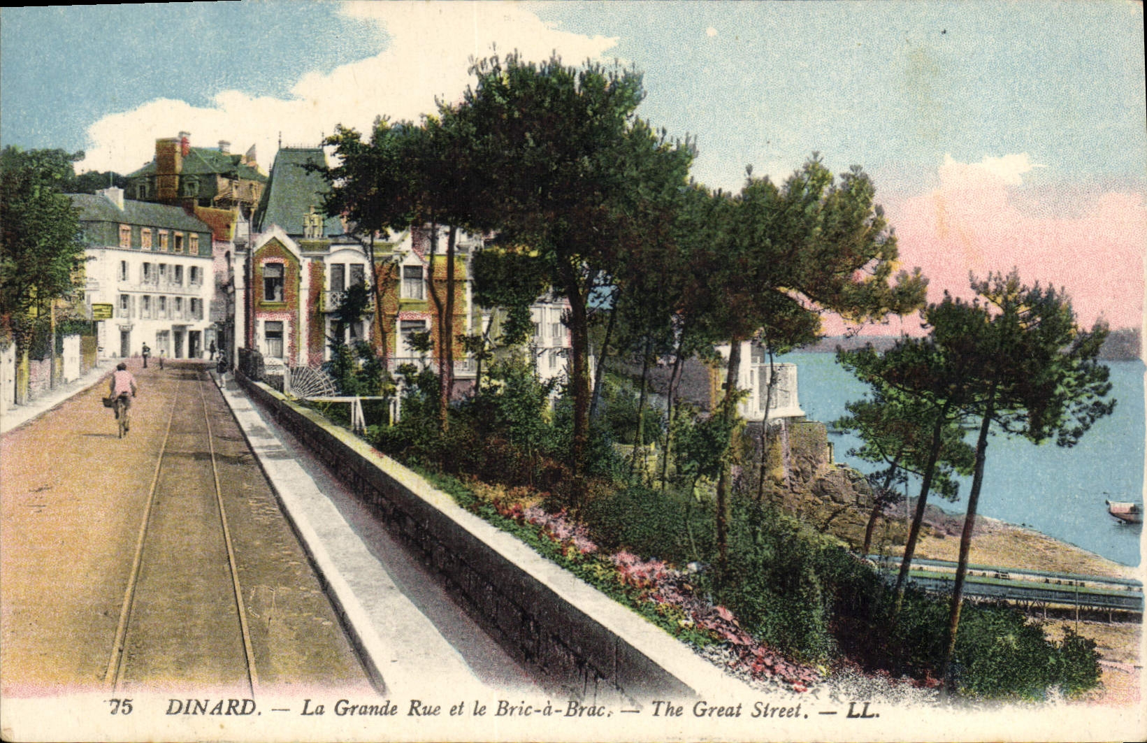 CPA Dinard La Grande Rue et le Bric a Brac