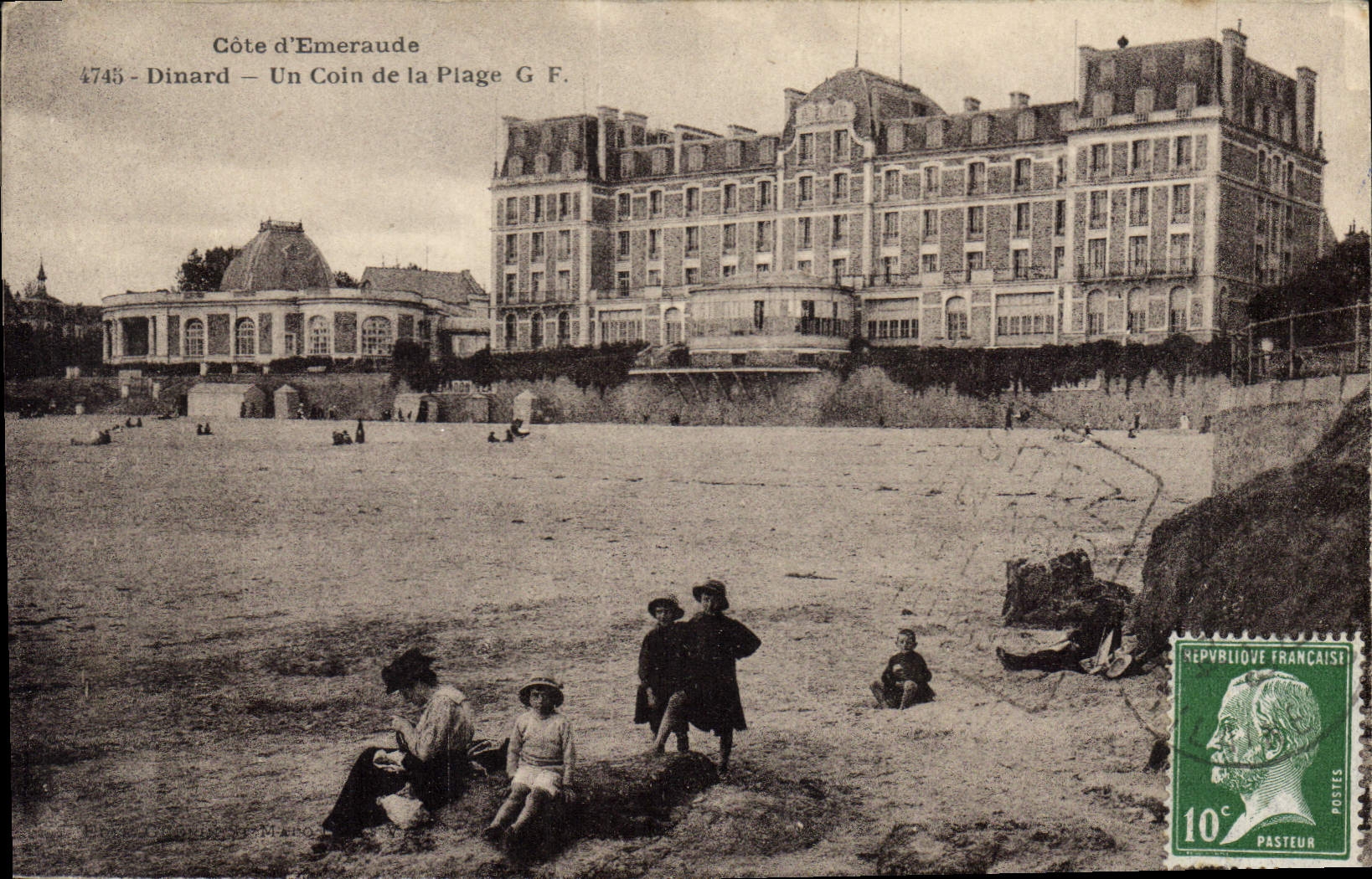 CPA Cote d'Emeraude Dinard Un Coin de la Plage