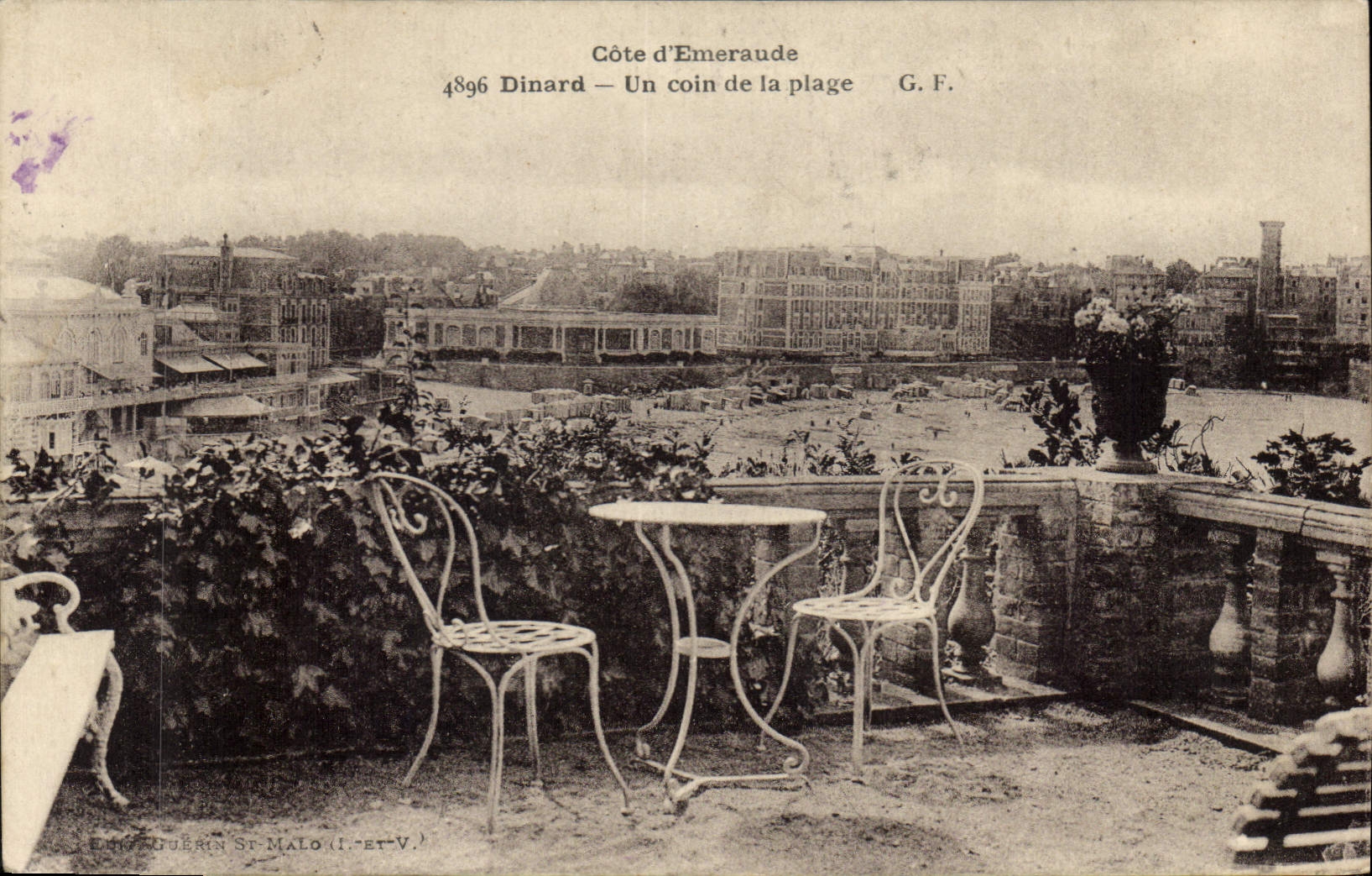 CPA Cote d'Emeraude Dinard Un coin de la Plage 