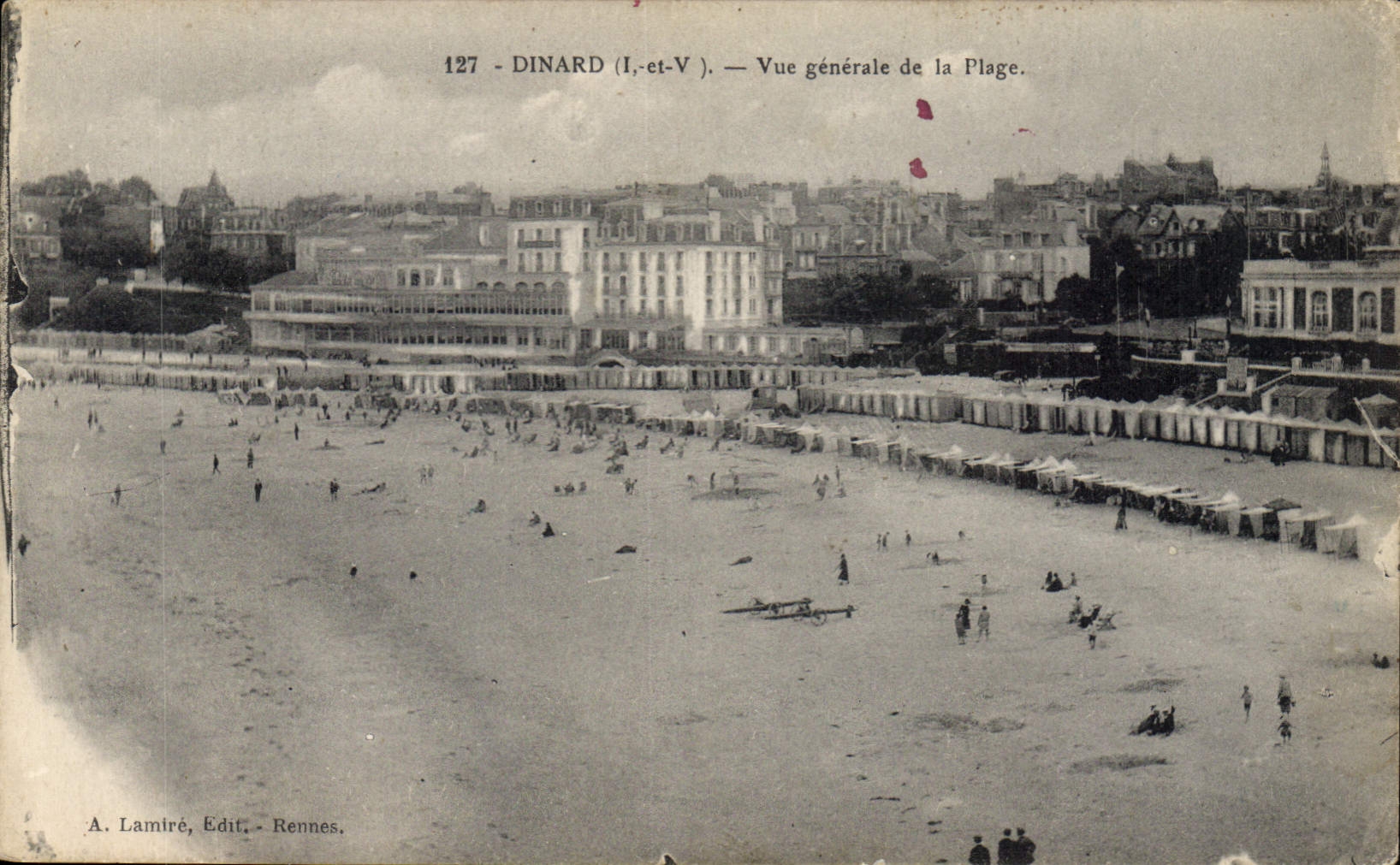 CPA Dinard I et V Vue generale de la Plage