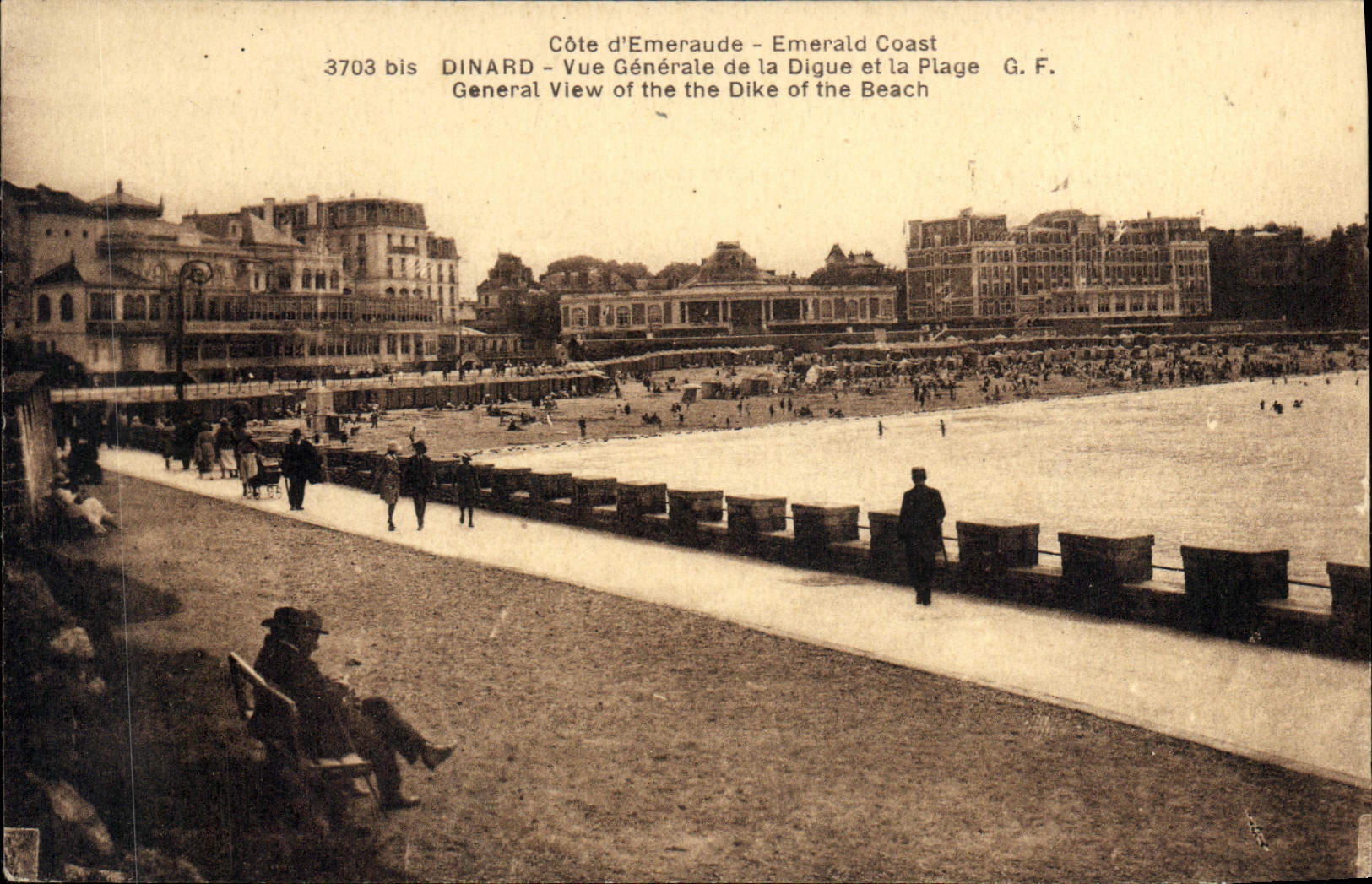 CPA Cote d'Emeraude Dinard Vue generale de la Digue et la Plage