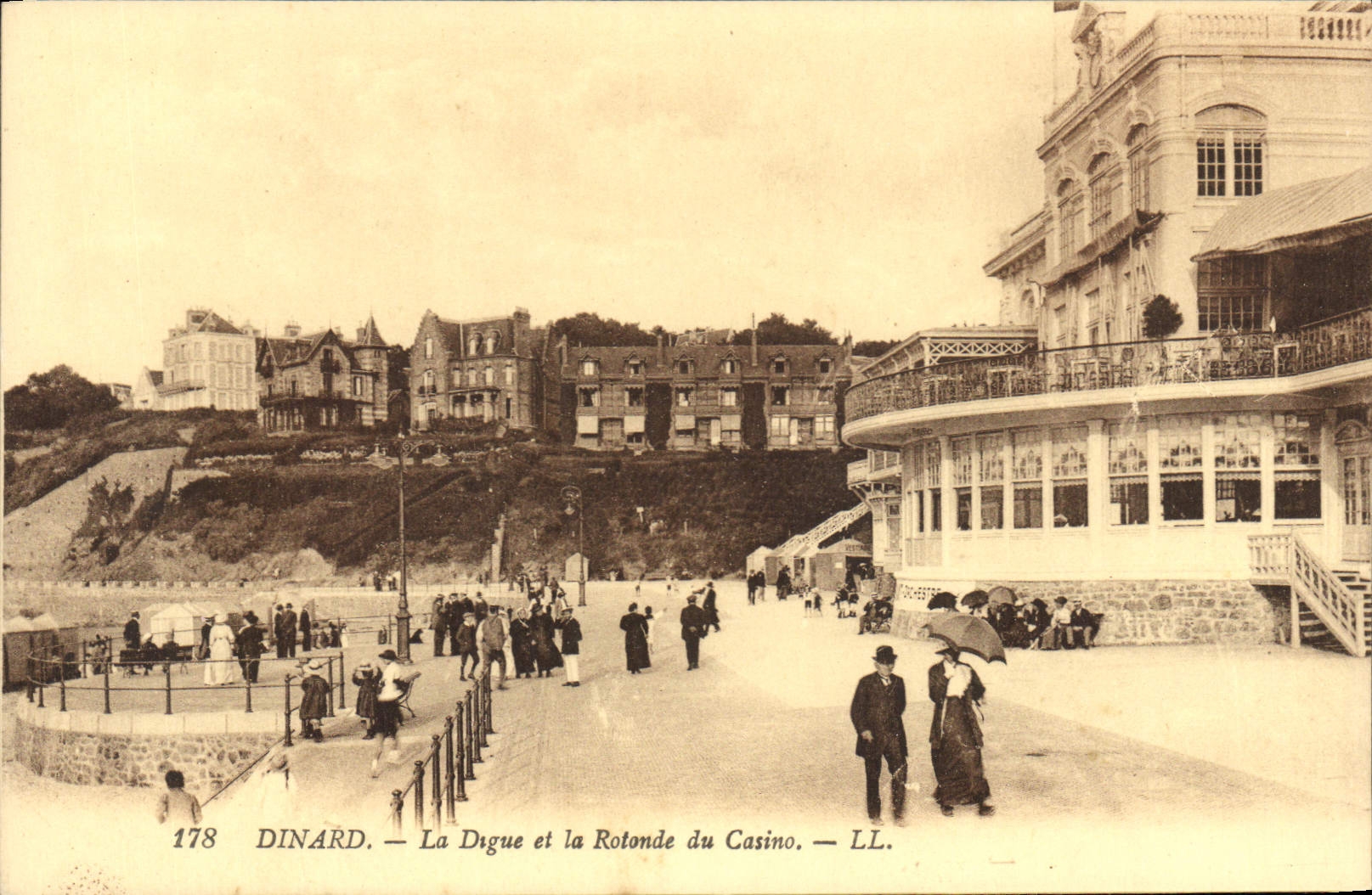 CPA Dinard La Digue et la Rotonde du Casino 