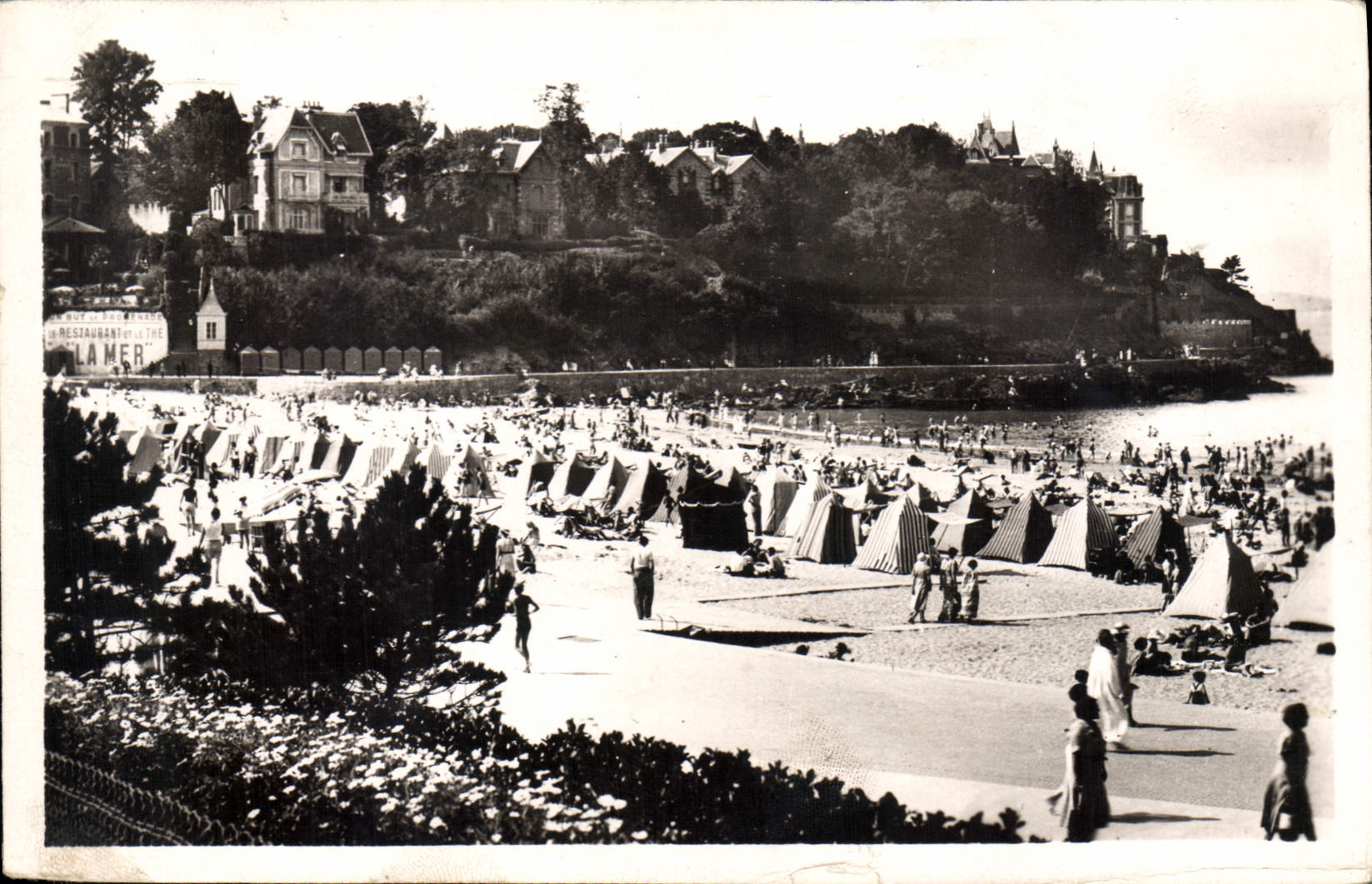 CPA Dinard Un Coin de la Plage 