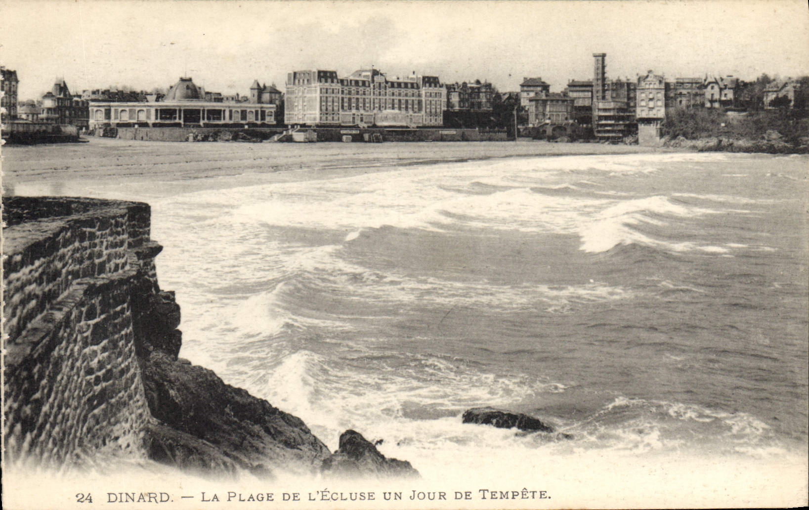 CPA Dinard La Plage de l'Ecluse unJour de Tempete 