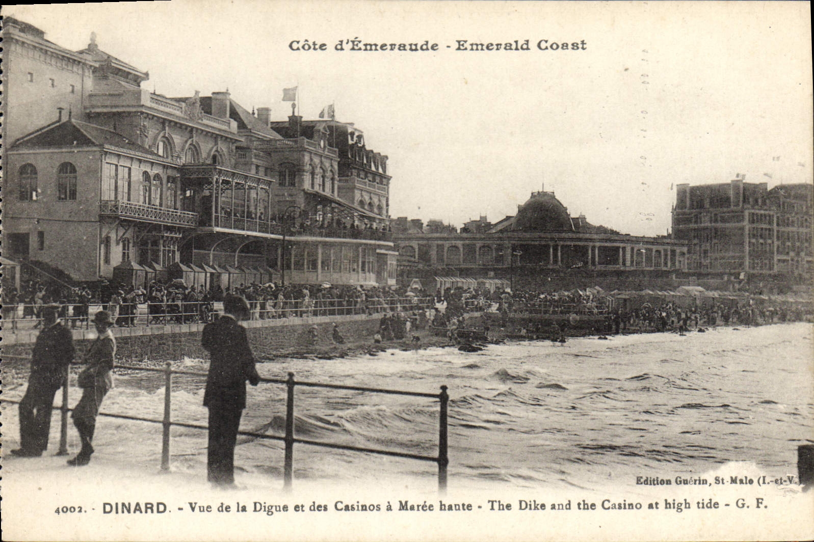 CPA Cote d'Emeraude Dinard Vue de la Digue et des Casinos a Maree haute 