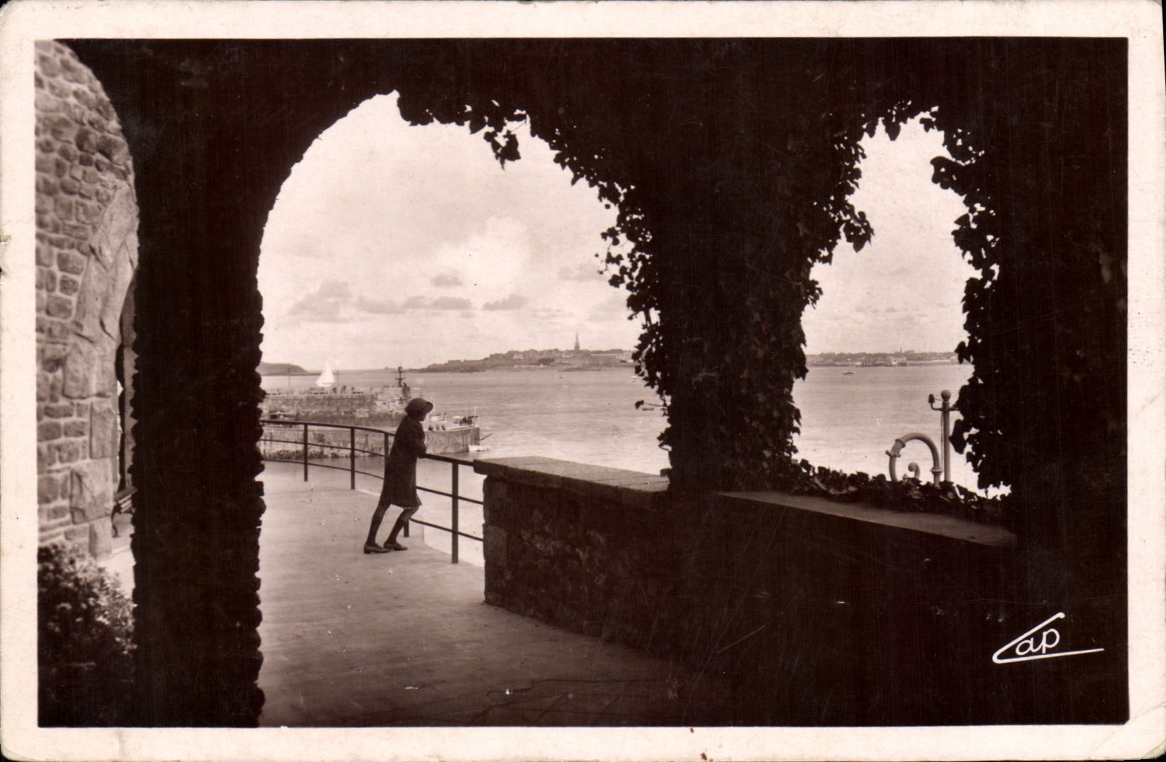 CPA Dinard Vue prise de la Terrasse du Musee de la Mer vers St Malo 