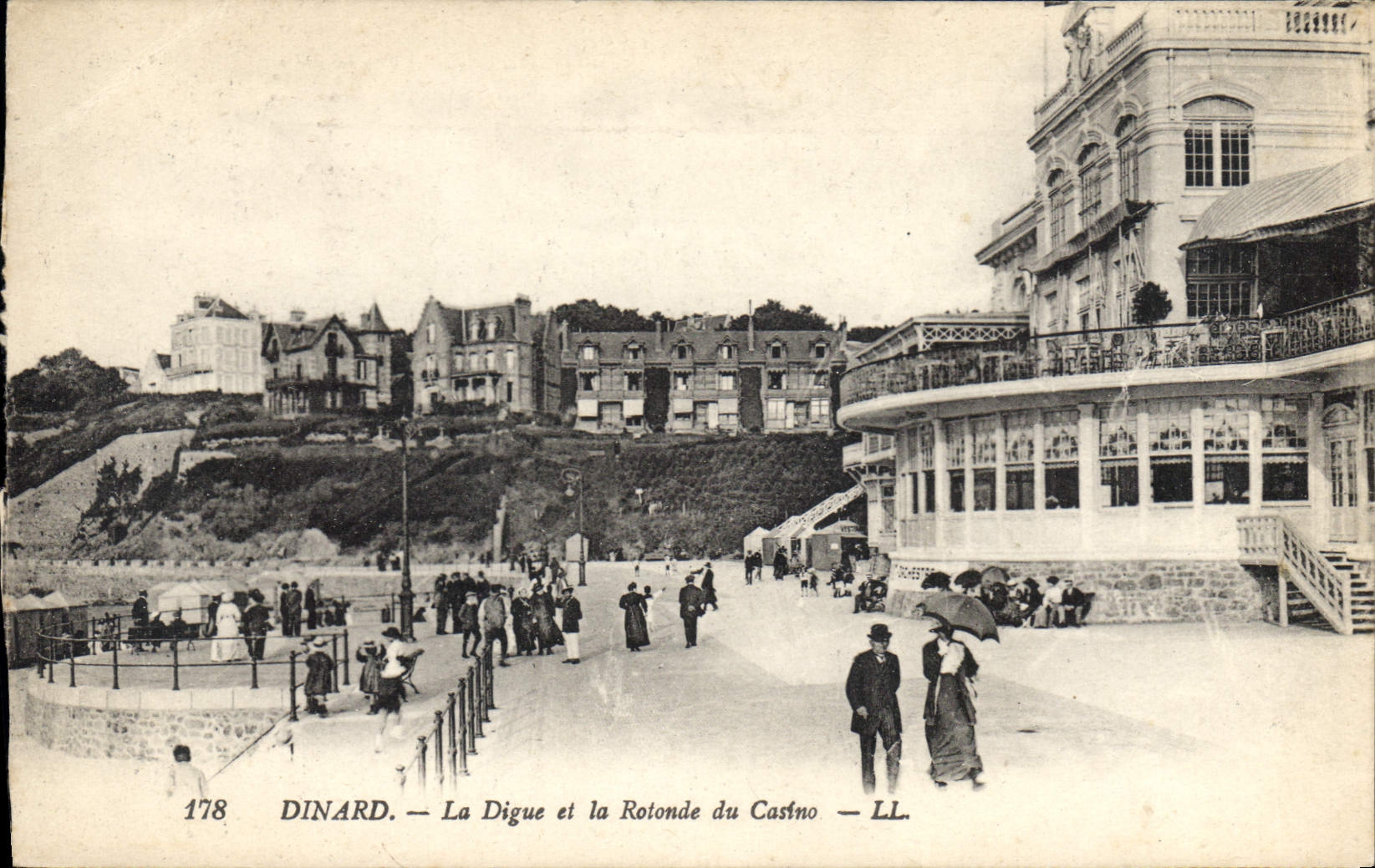 CPA Dinard La Digue et la Rotonde du Casino 