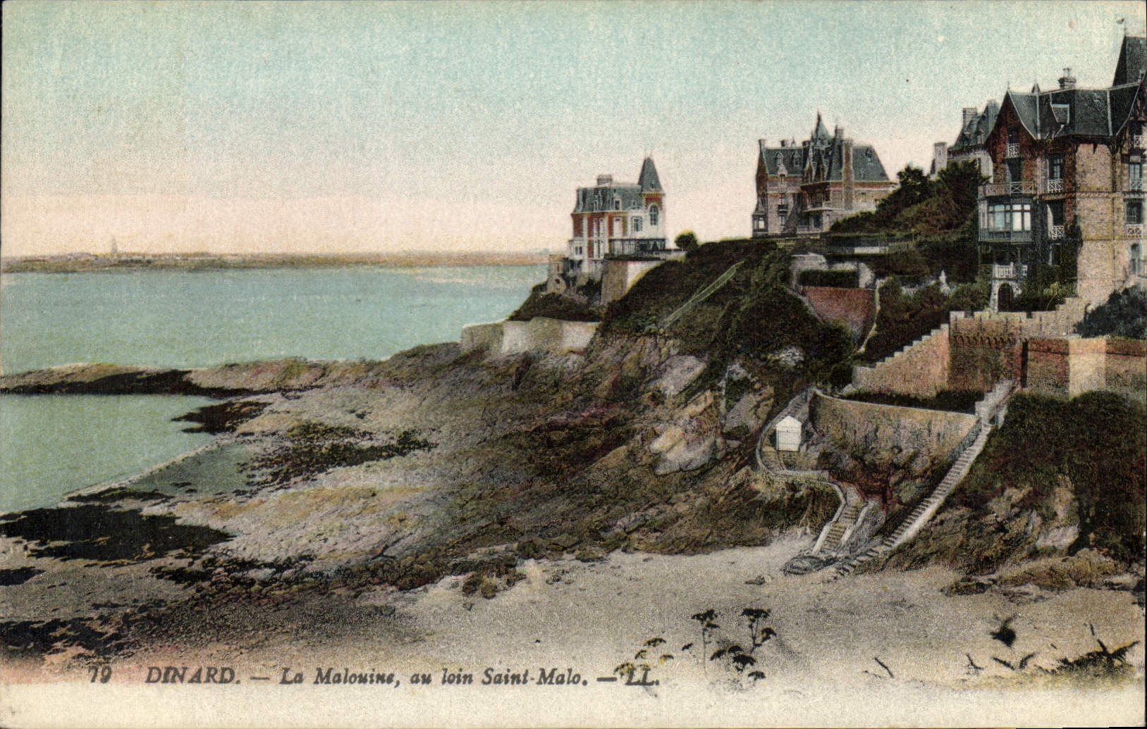 CPA Dinard La Malouine au loin St Malo 