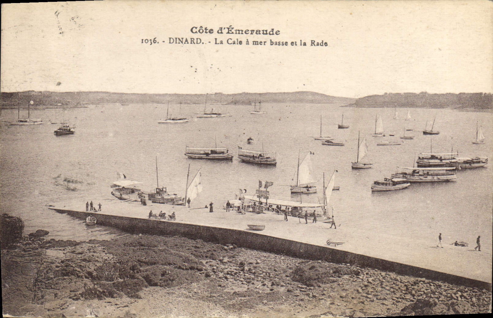 CPA Cote d'Emeraude Dinard La Cafe a Mer basse et la Rade 