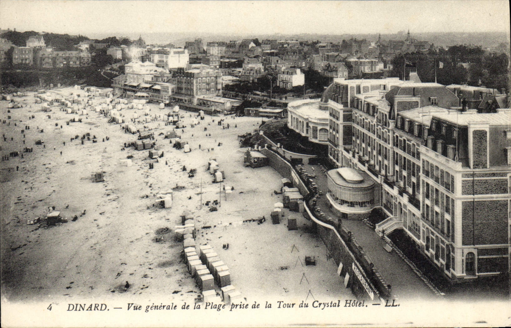 CPA Dinard Vue generale de la Plage prise de la Tour du Crystal Hotel 