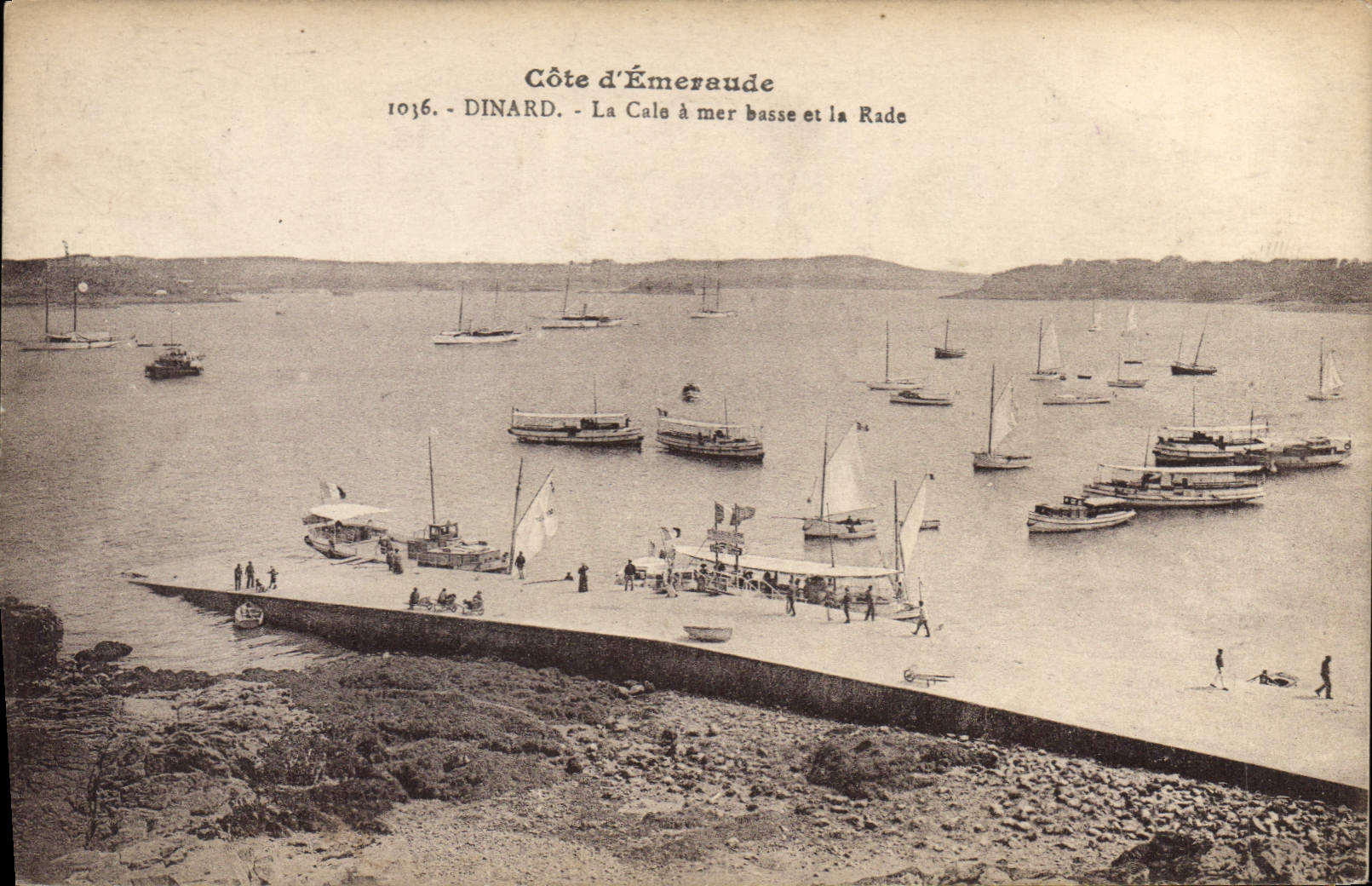 CPA Cote d'Emeraude Dinard La Cale a mer basse et la Rade 