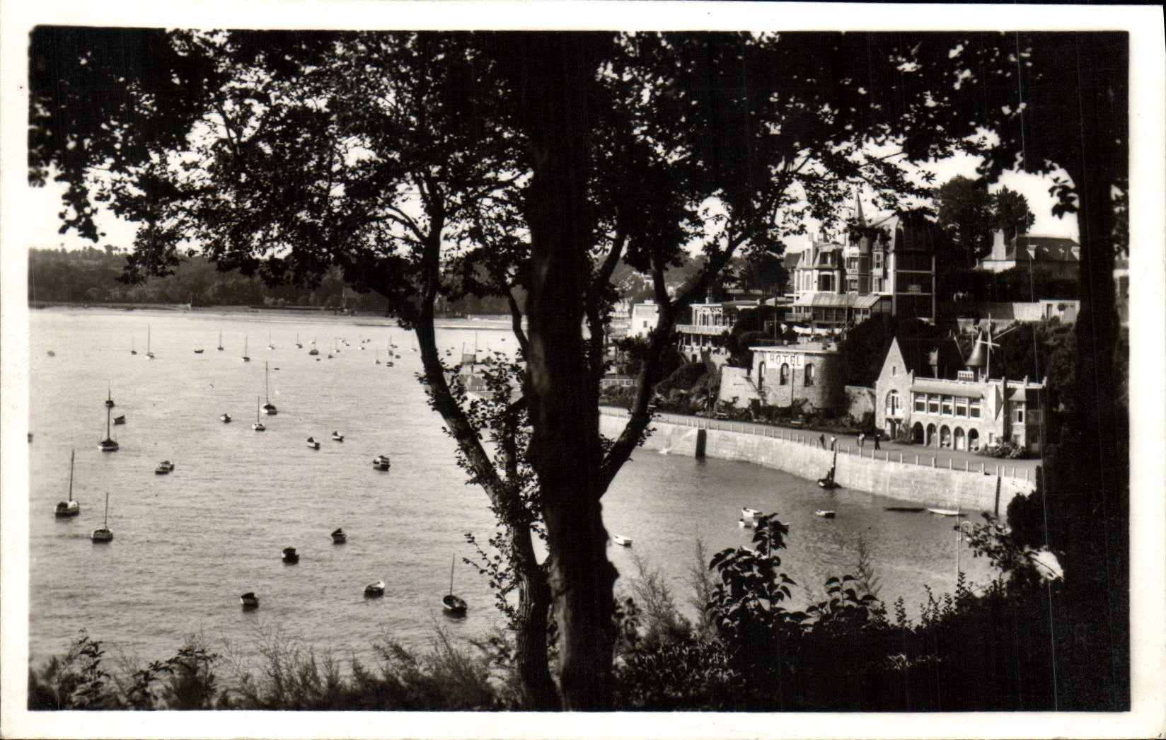 CPA Dinard La plage vue du Crystal