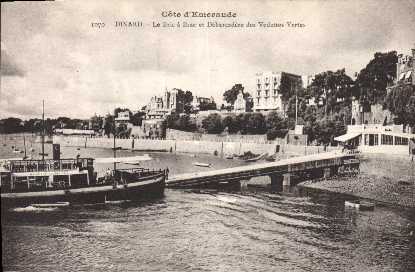 CPA Cote d'Emeraude Dinard Le Bric a Brac et Debarcadere des Vedettes Vertes 
