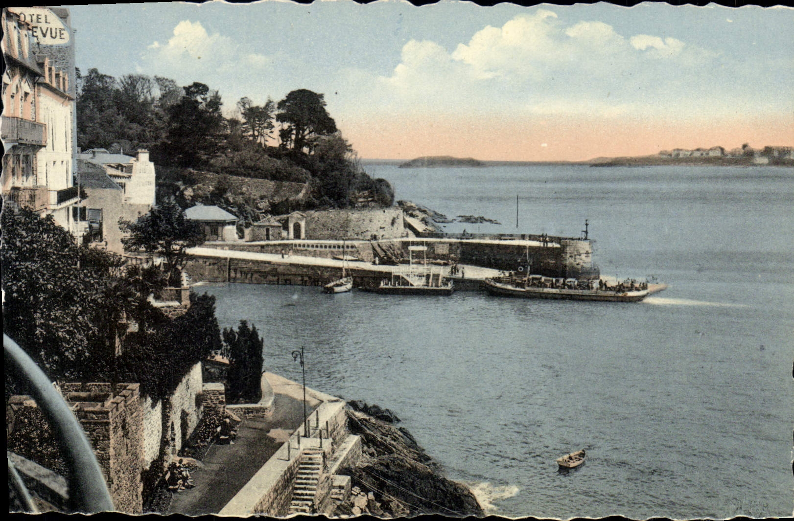 CPA Dinard Promenade du Clair de Lune Les Vedettes 