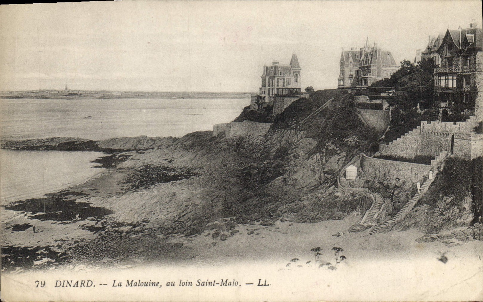 CPA Dinard La Malouine au loin St Malo 