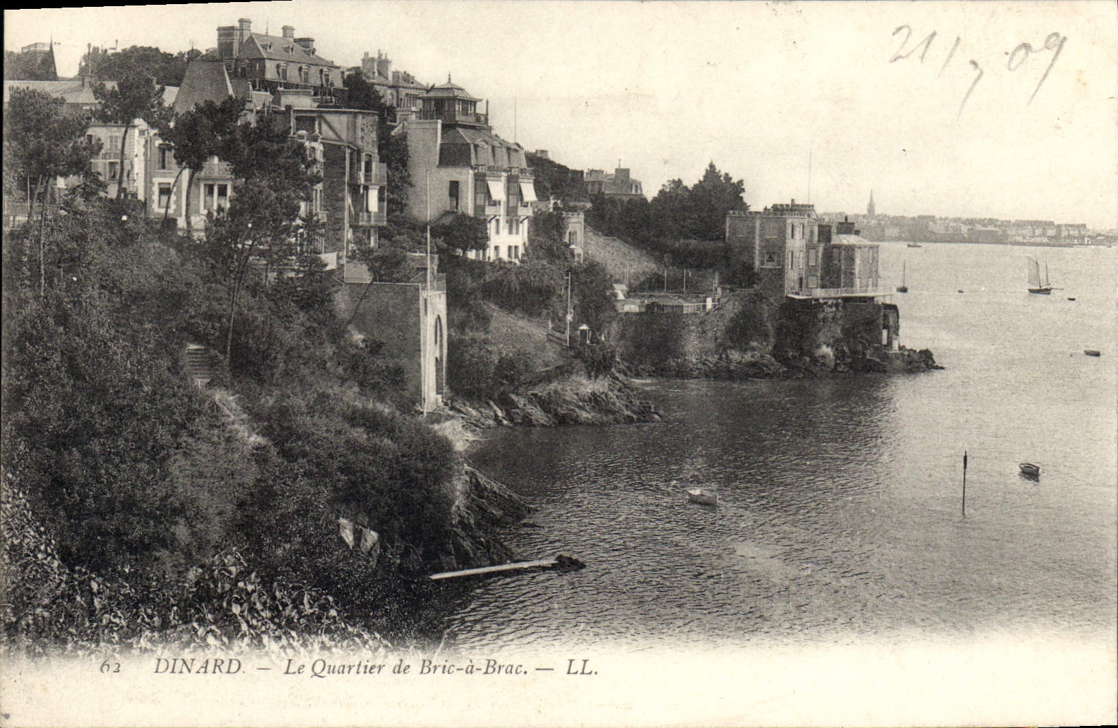 CPA Dinard Le Quartier de Bric a Brac 