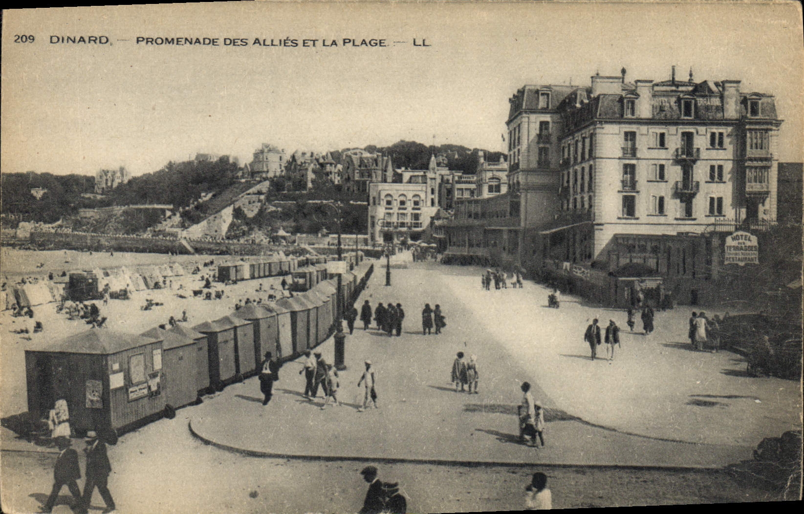 CPA Dinard Promenade des Allies et la Plage