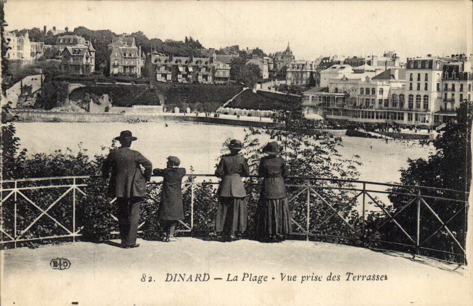 CPA Dinard La Plage Vue prise des Terrasses