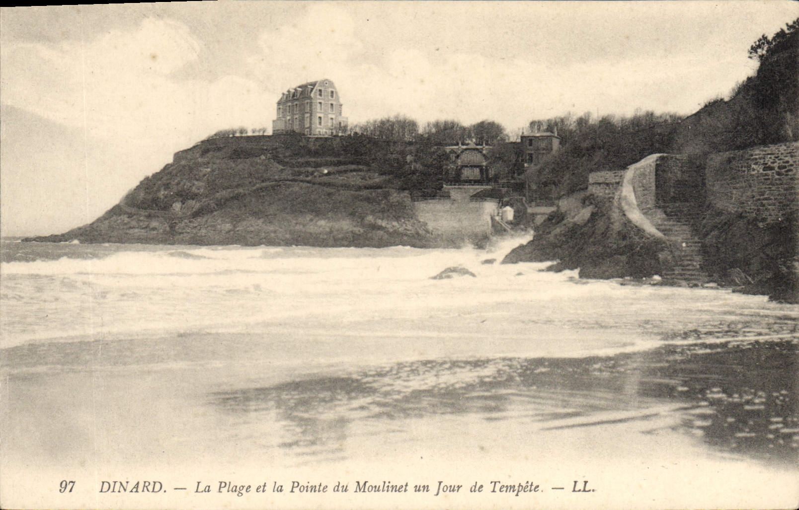 CPA Dinard La Plage et la Pointe du Moulinet un jour de Tempete