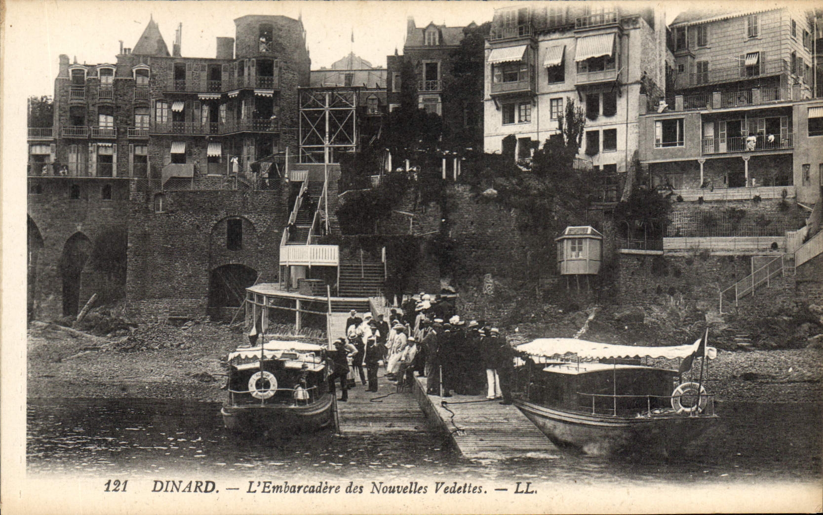 CPA Dinard L'Embarcadere des Nouvelles Vedettes