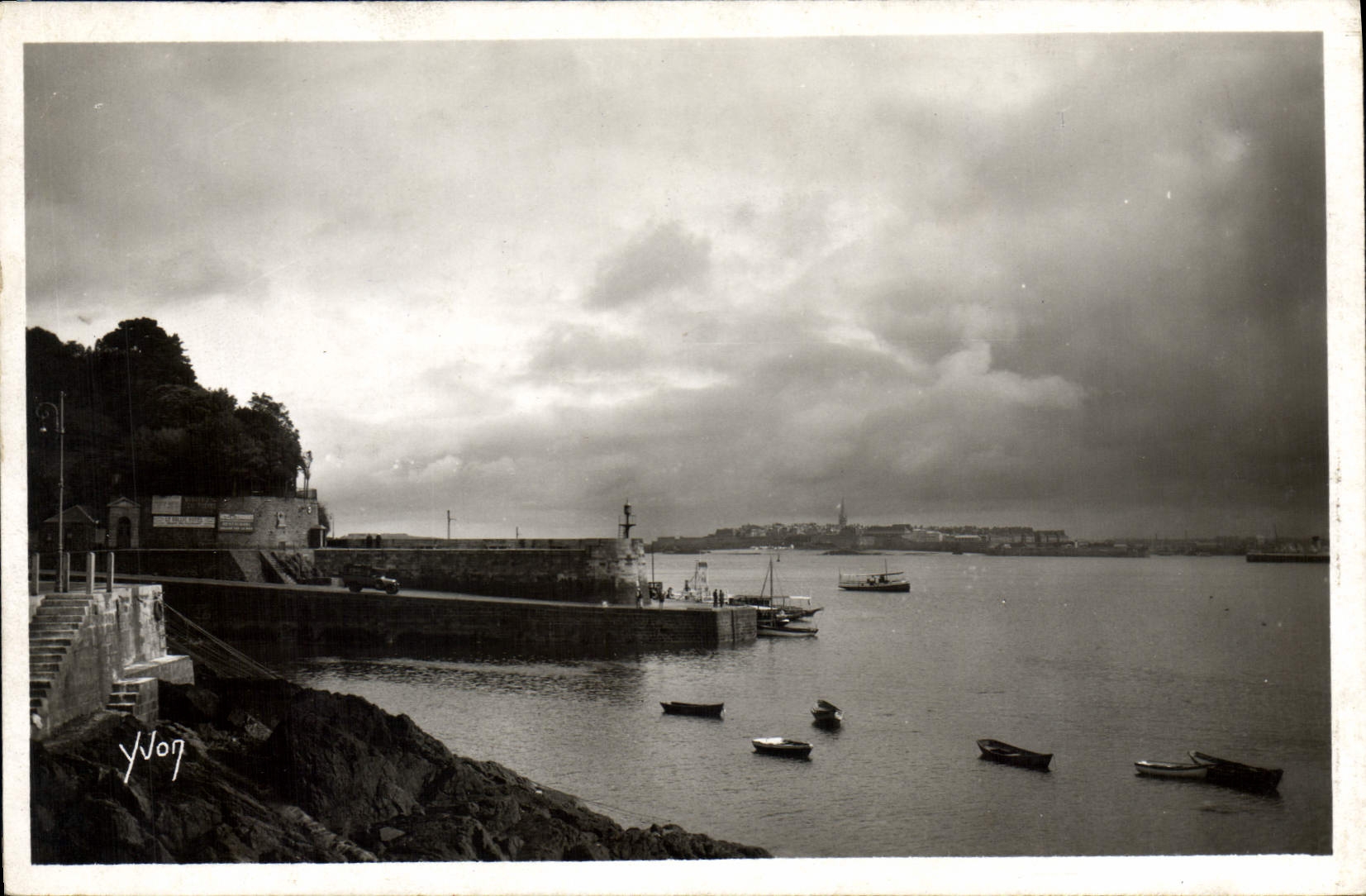 CPA Dinard I et V Embarcadere des Vedettes