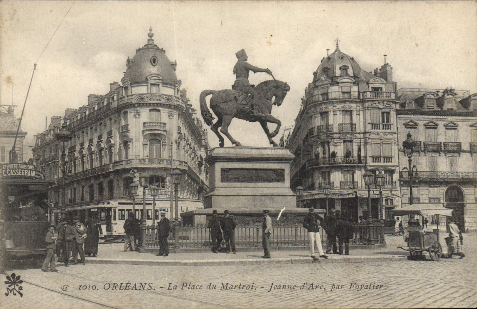 CPA Orleans La Place du Martroi Jeanne d'Arc Tramway Marchand de glaces