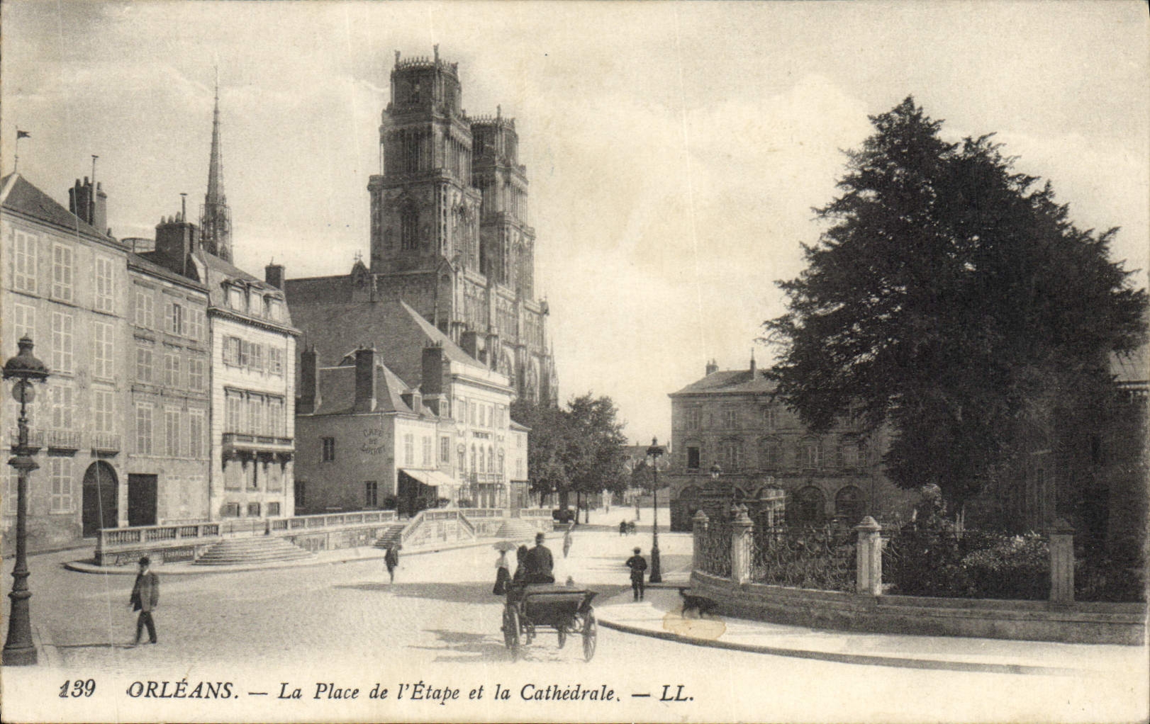 CPA Orleans La Place de l'Etape et la Cathedrale 
