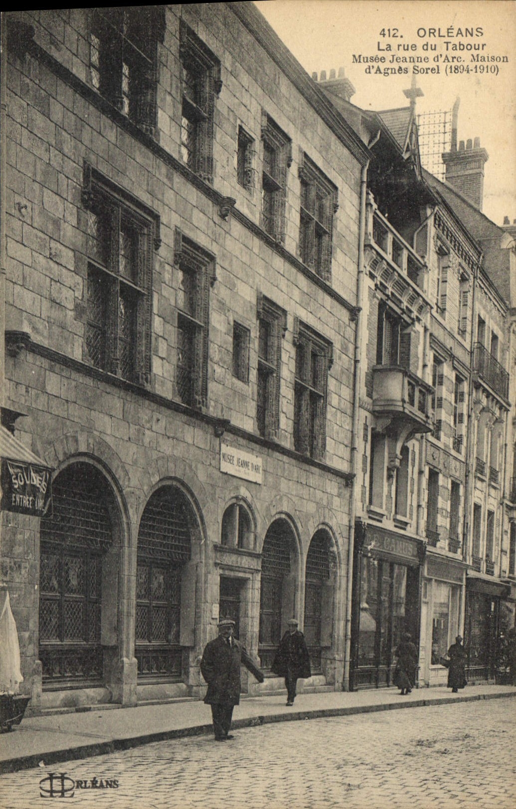 CPA Orleans La Rue du Tabour Musee Jeanne d'Arc