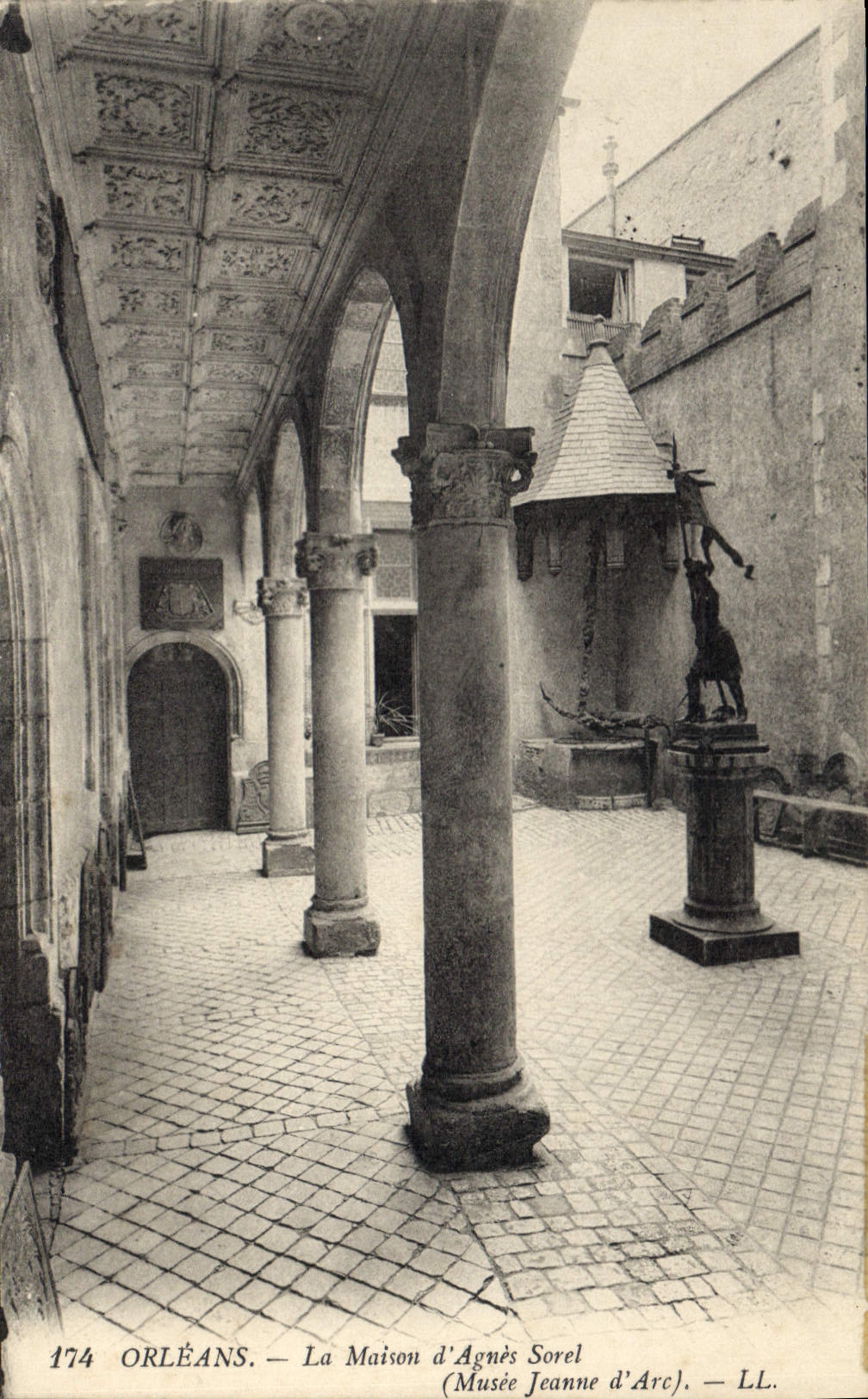 CPA Orleans La Maison d'Agnes Sorel Musee Jeanne d'Arc