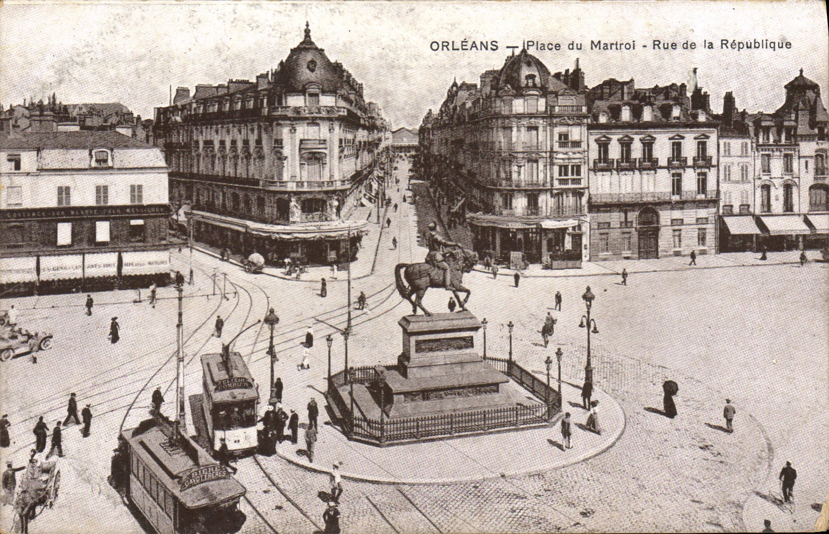 CPA Orleans Place du Martroi Rue de la Republique Tramway