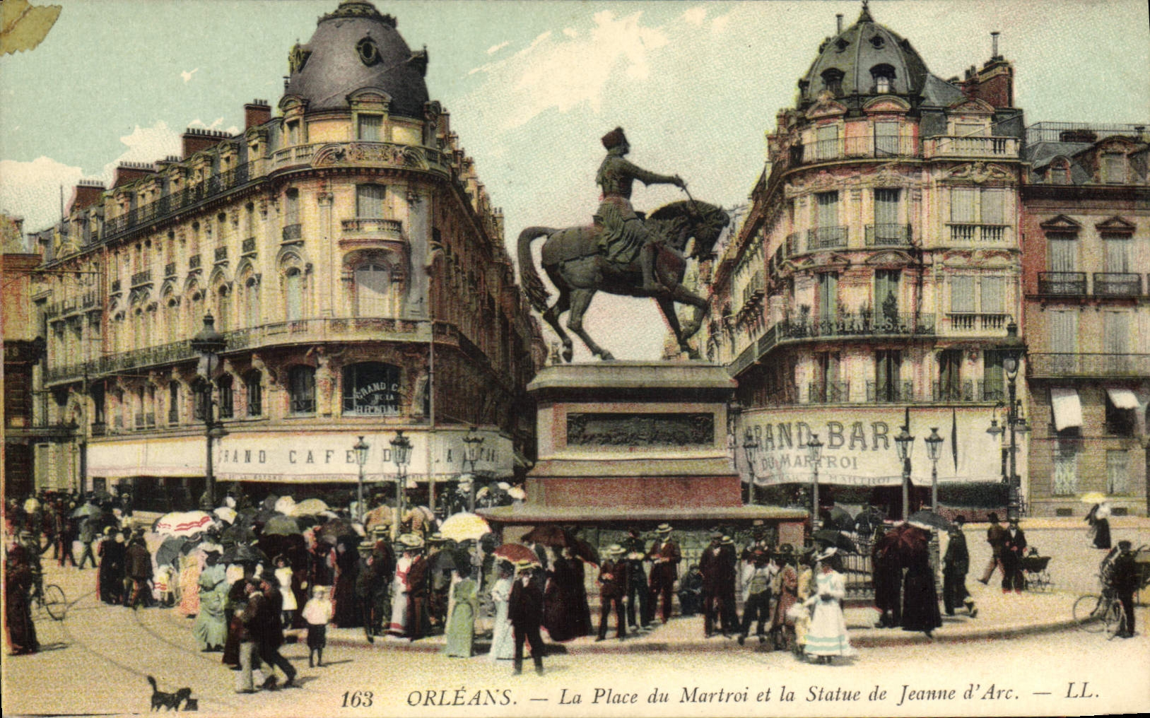 CPA Orleans La Place du Martroi et la Statue de Jeanne d'Arc 