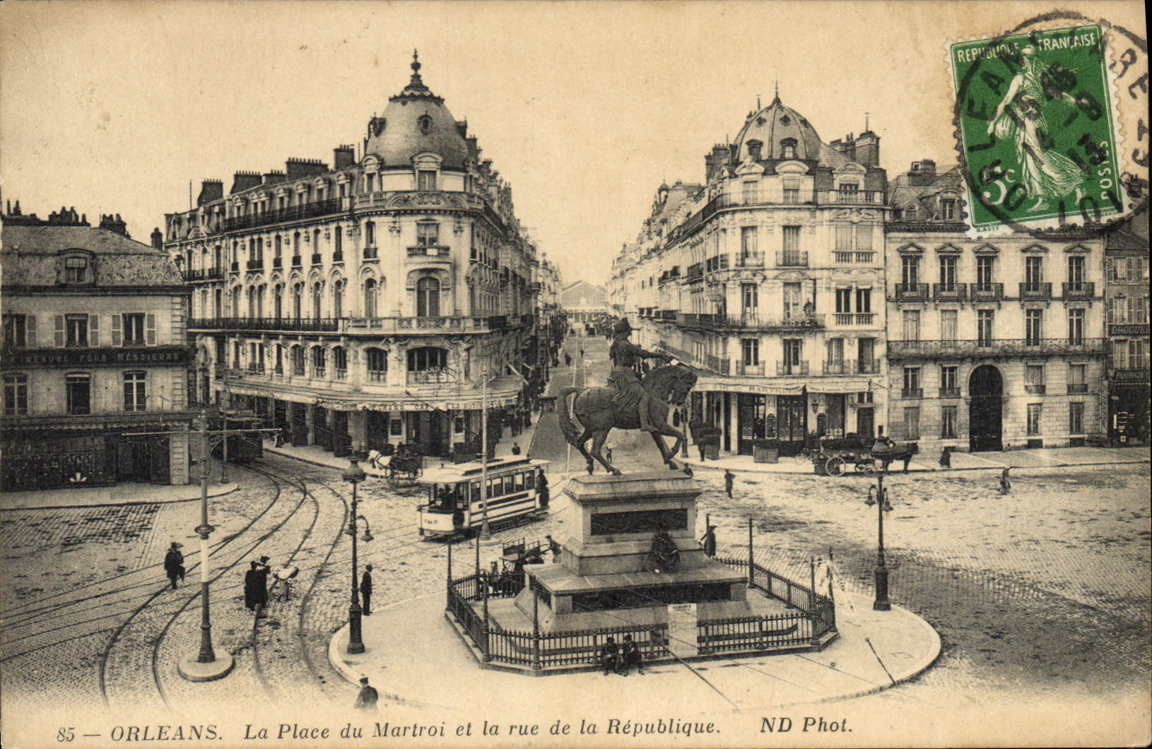 CPA Orleans La Place du Martroi et la Rue de la Republique 