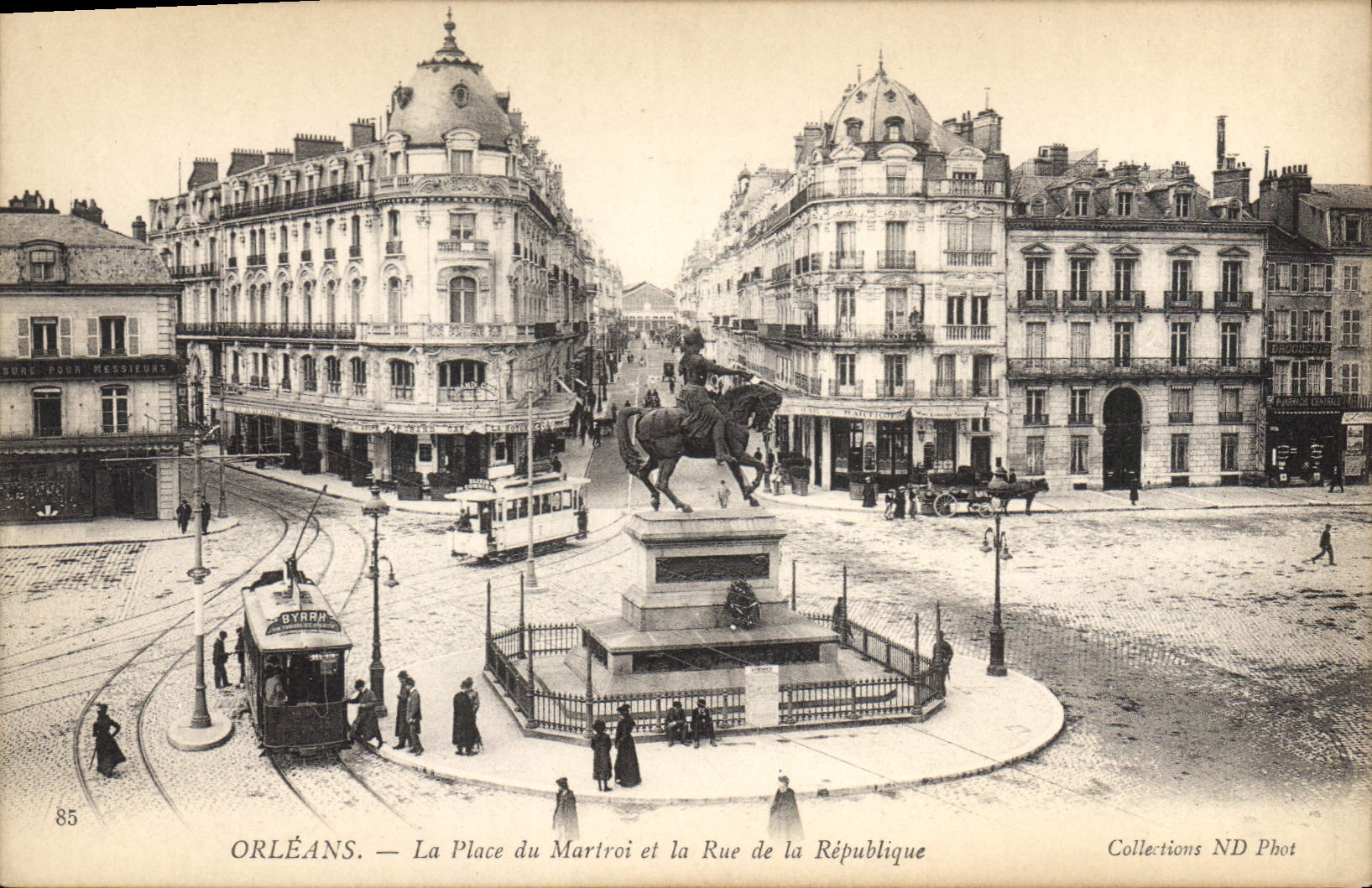CPA Orleans La Place du Martroi et la Rue de la Republique 