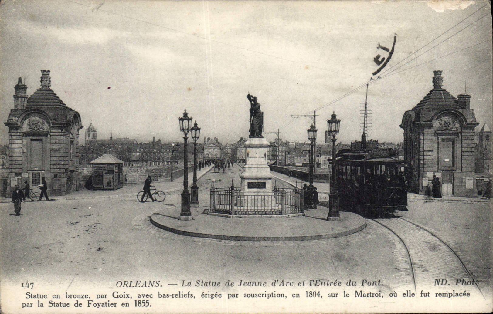 CPA Orleans La Statue de Jeanne d'Arc et l'Entree du Pont Tramway