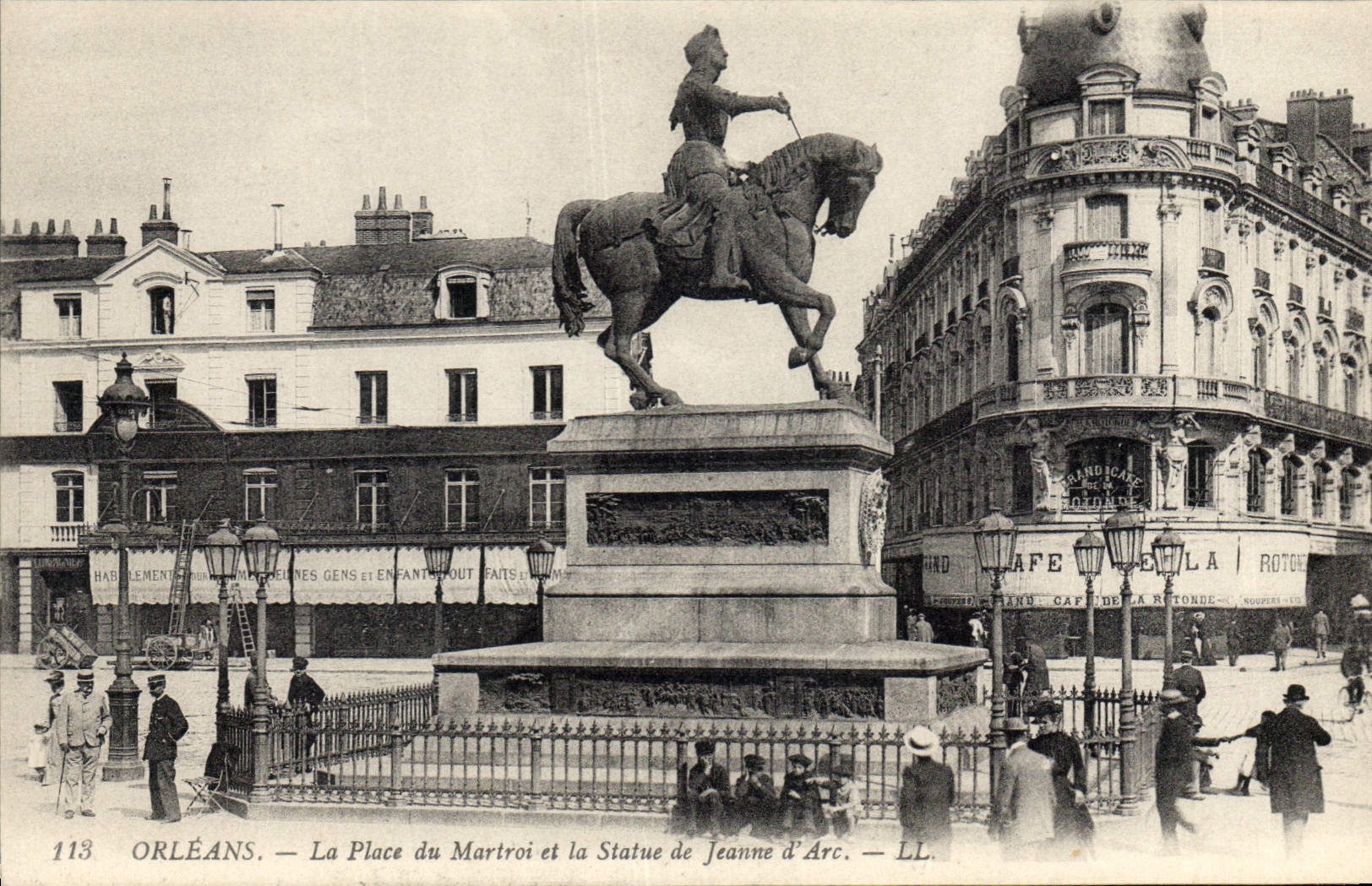 CPA Orleans La Place du Martroi et la Statue de Jeanne d'Arc