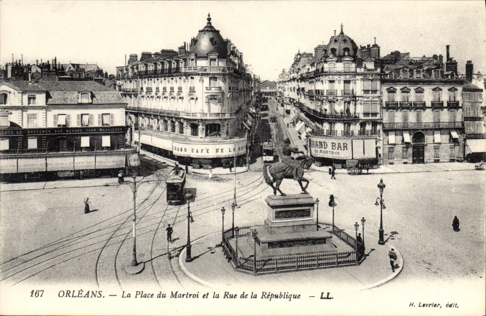 CPA Orleans La Place du Martroi et la Rue de la Republique 