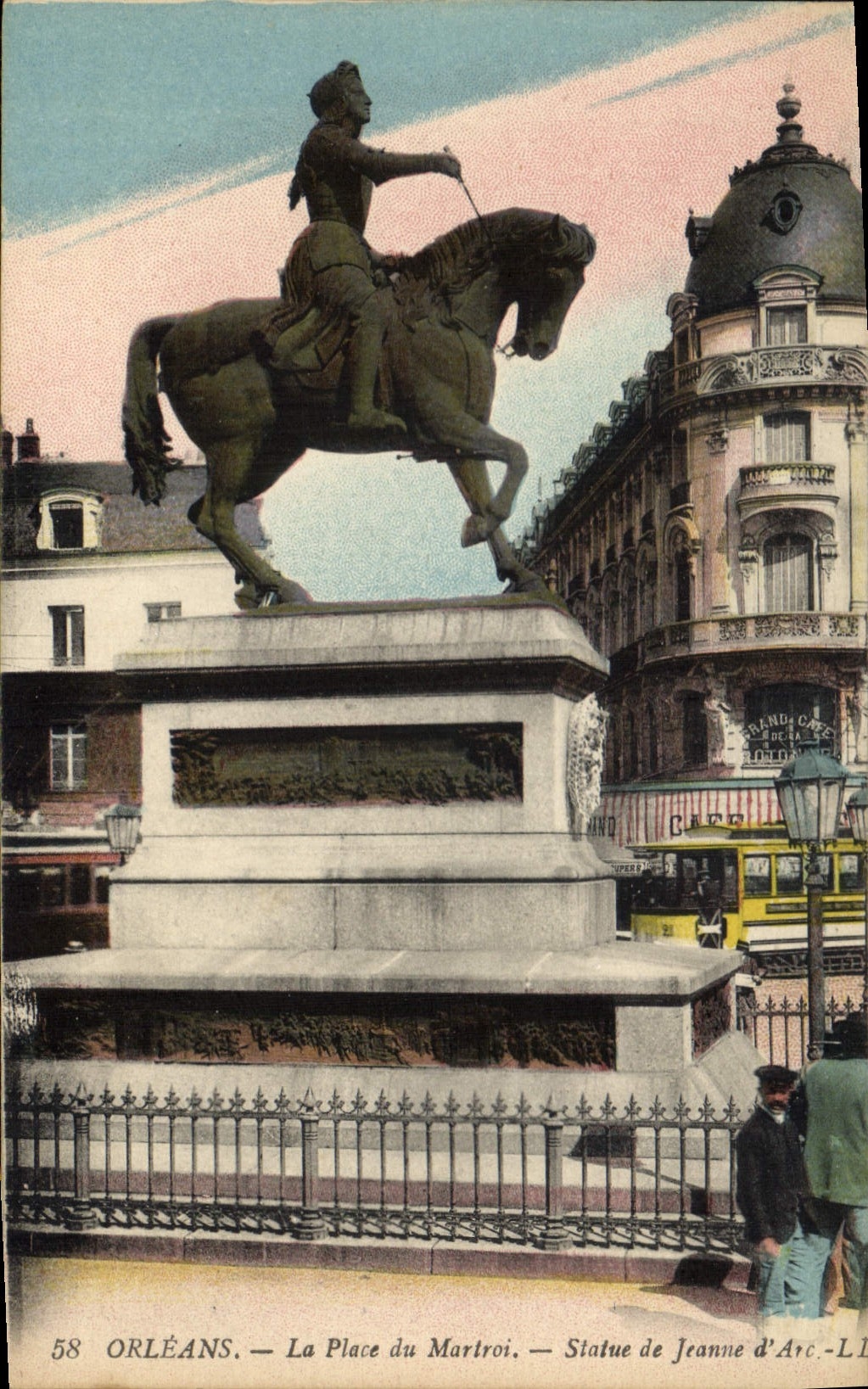 CPA Orleans La Place du Martroi Statue de Jeanne d'Arc