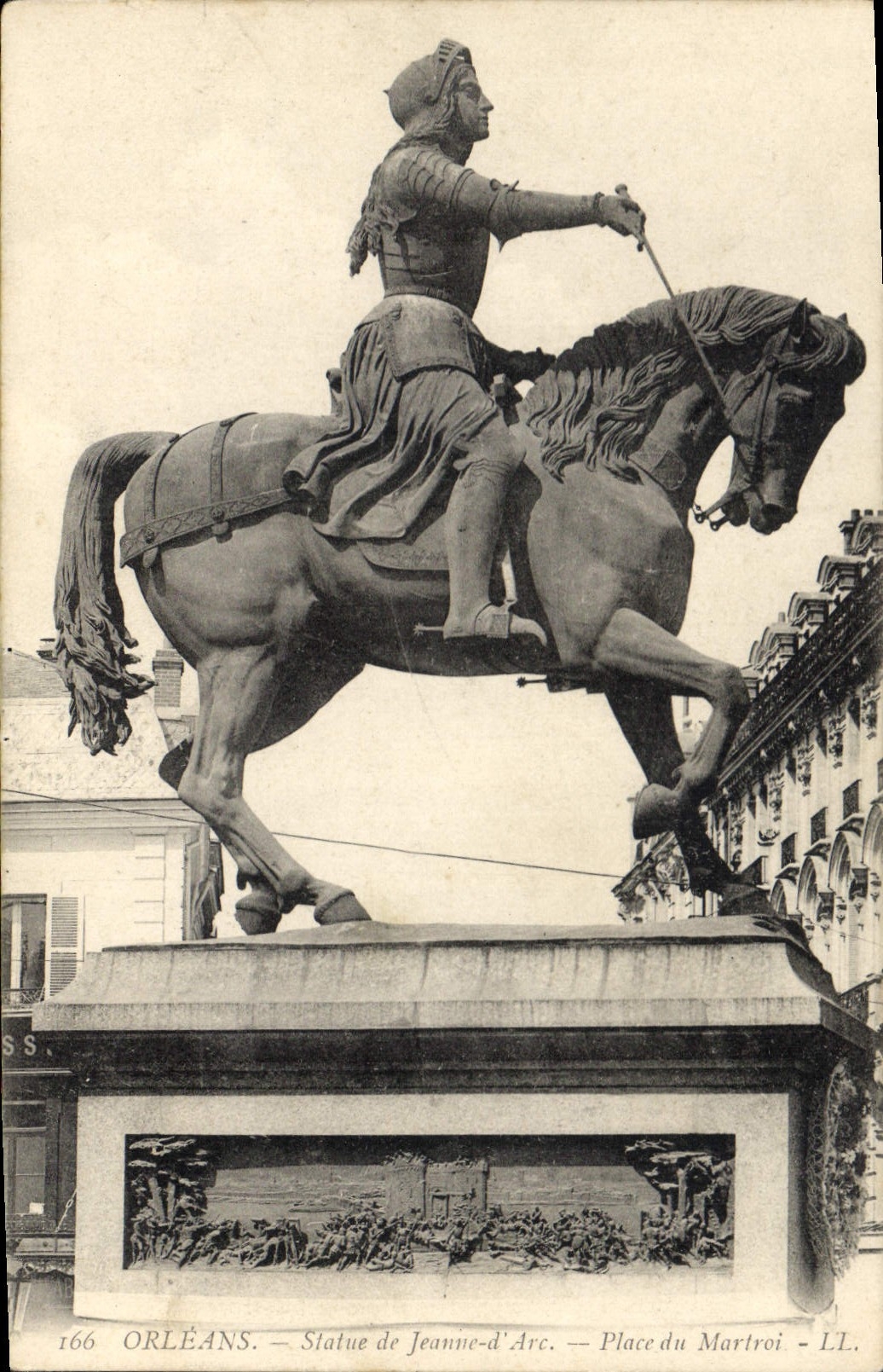 CPA Orleans Statue de Jeanne d'Arc Place du Martroi