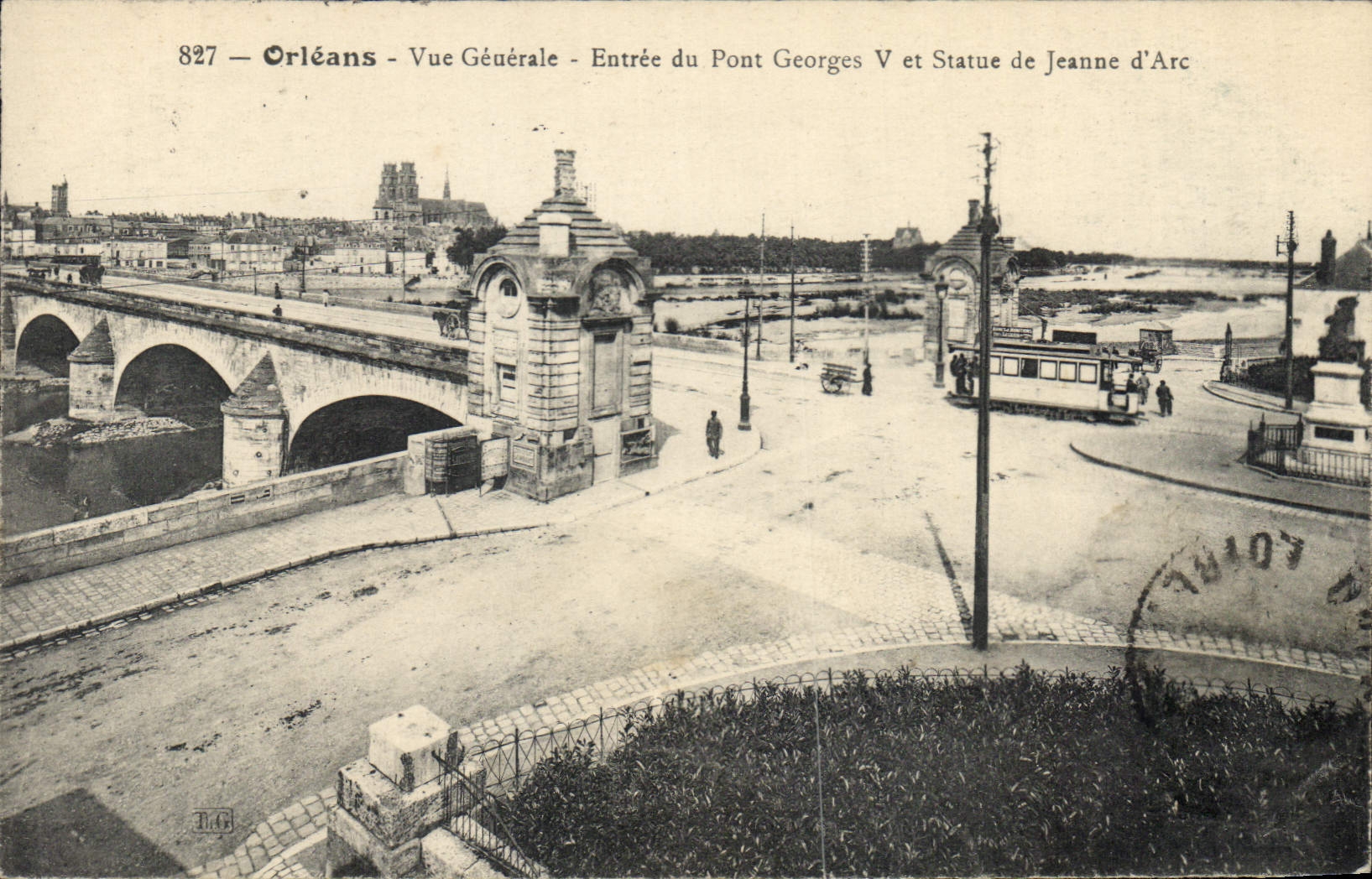 CPA Orleans Vue Generale Statue de Jeanne d'Arc Tramway