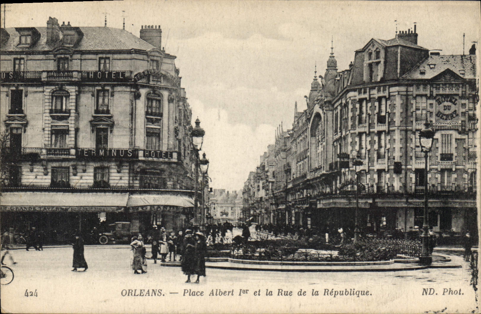 CPA Orleans Place Albert I et la Rue de la Republique