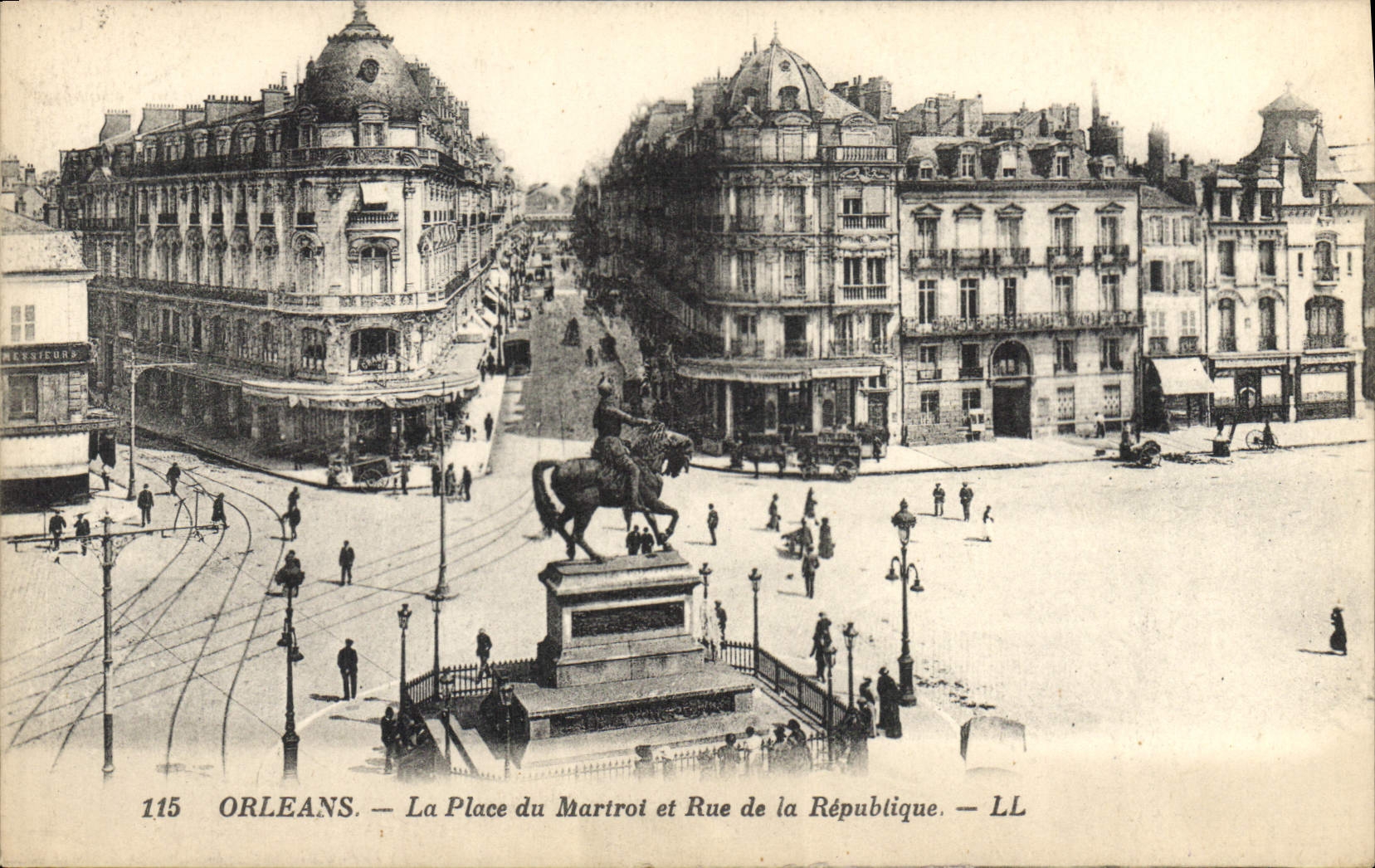 CPA Orleans La Place du Martroi et Rue de la Republique 