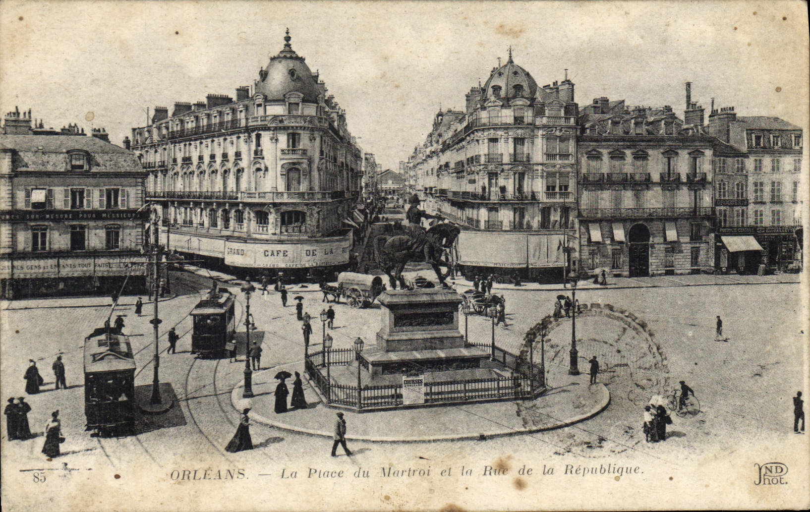 CPA Orleans La Place du Martroi et la Rue de la Republique Tramway