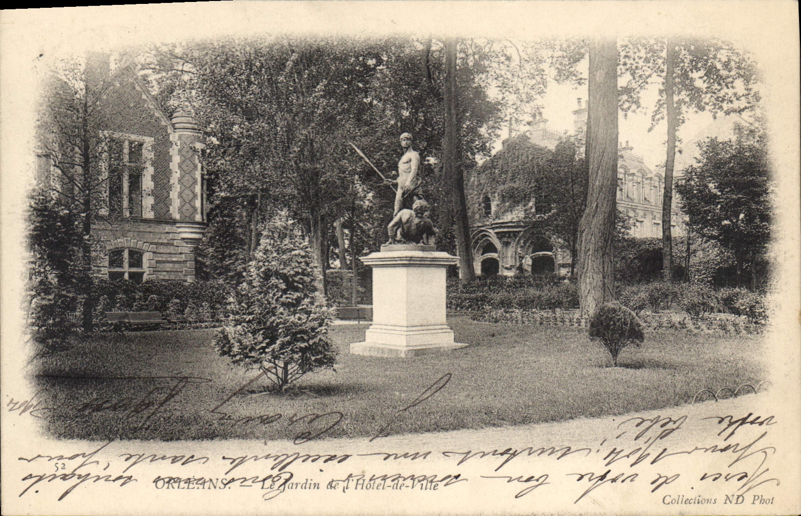 CPA Orleans Le Jardin de l'Hotel de Ville