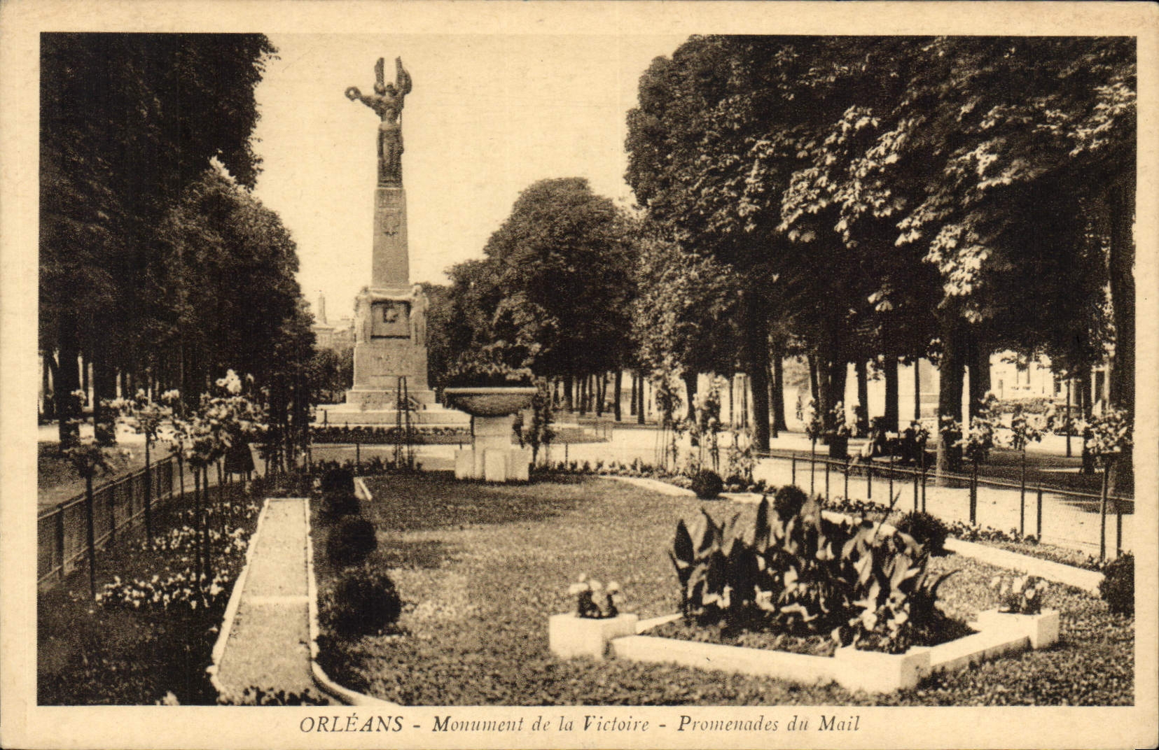 CPA Orleans Monument de la Victoire Promenades du Mail 