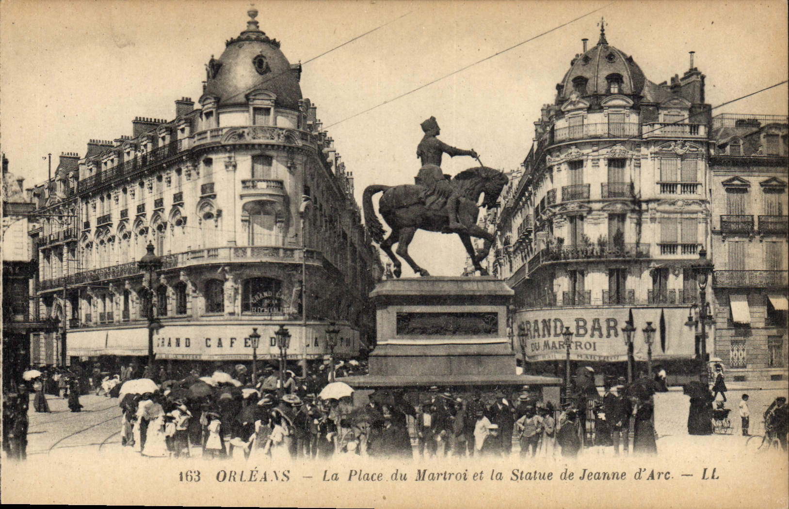 CPA Orleans La Place du Martroi et la Statue de Jeanne D'Arc