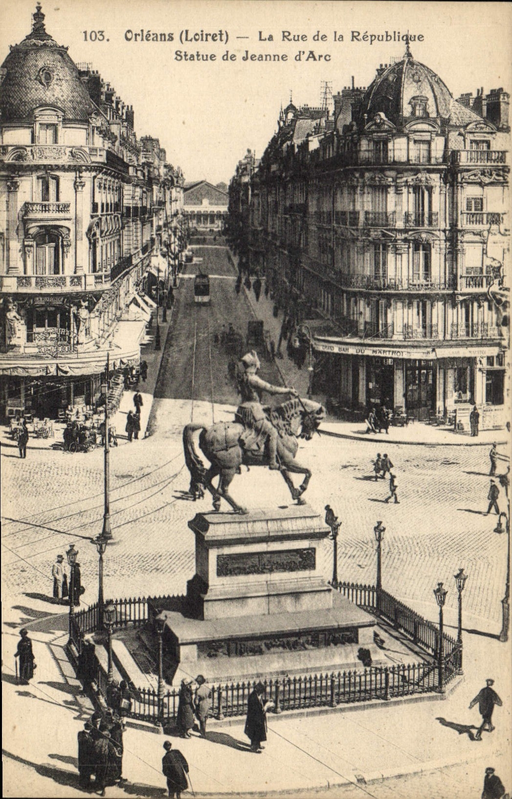 CPA Orleans Loiret La Rue de la Republique Statue de jeanne D'Arc 
