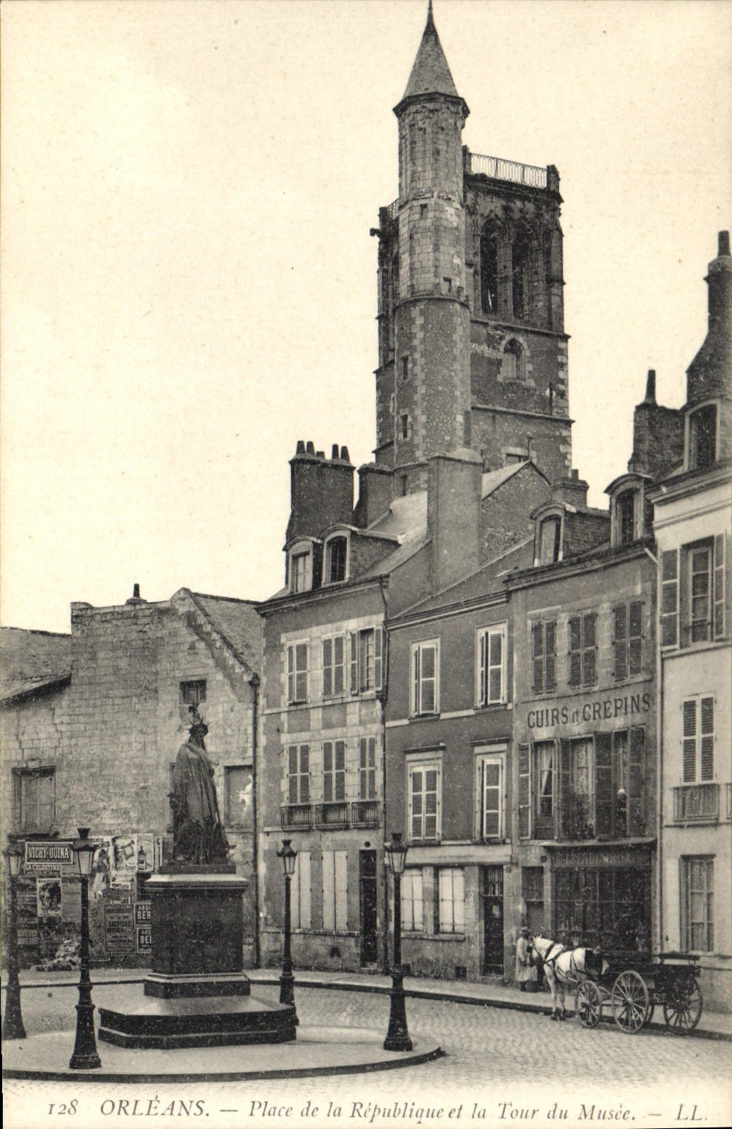 CPA Orleans Place de la Republique et la Tour du Musee 