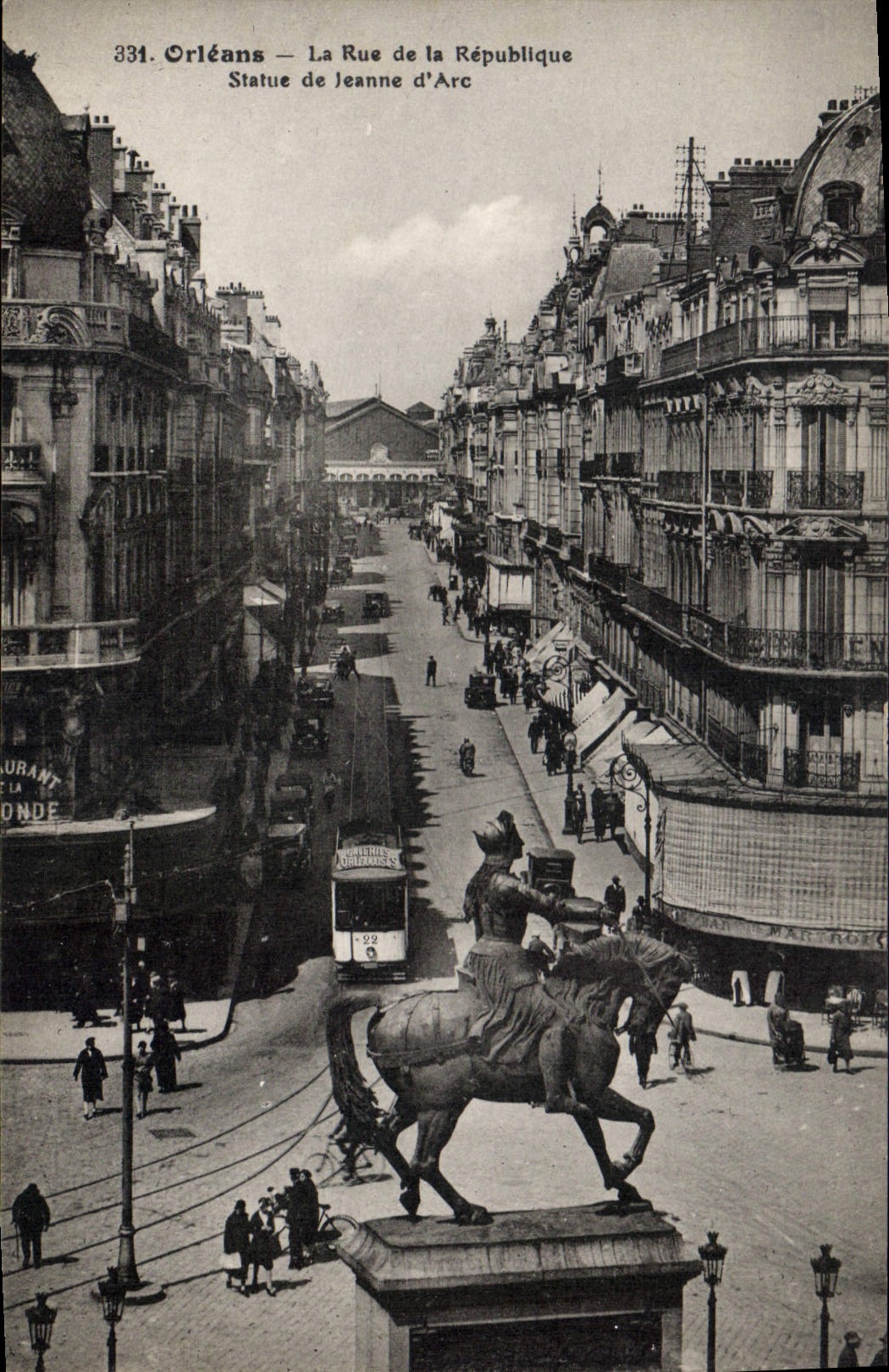 CPA Orleans La Rue de la Republique Statue de Jeanne d'Arc